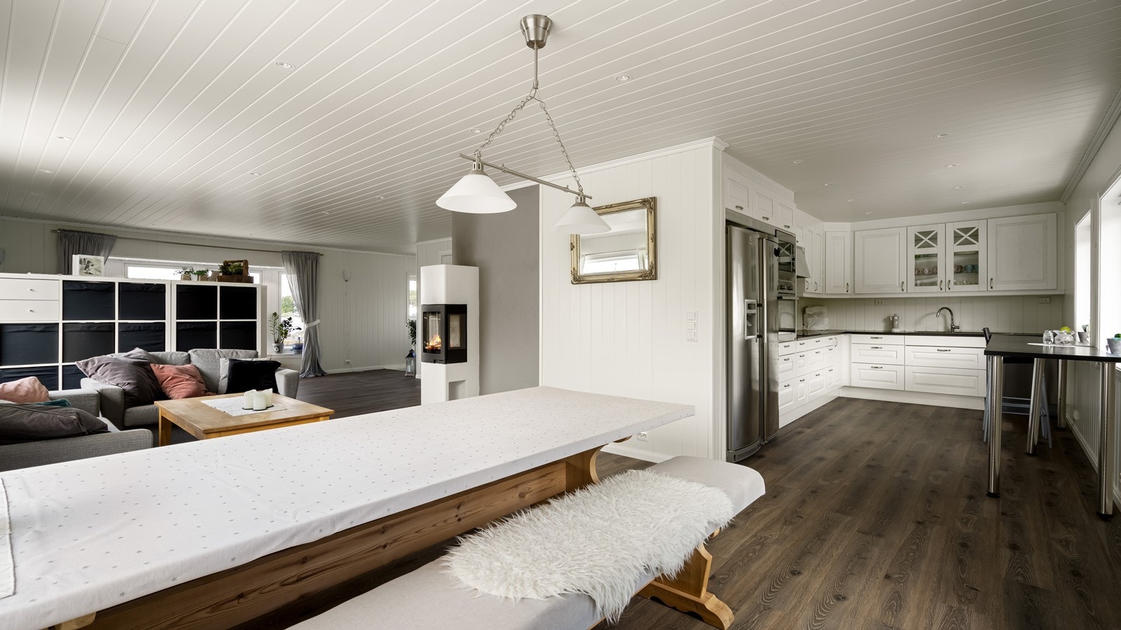 Oppholdsrommet har en god utforming og gir god plass til stor spisegruppe Galleribilde