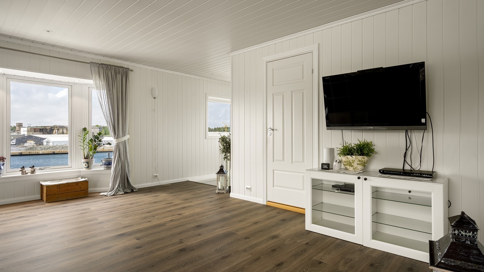 Fra stuen er det adkomst til bad og et soverom Galleribilde