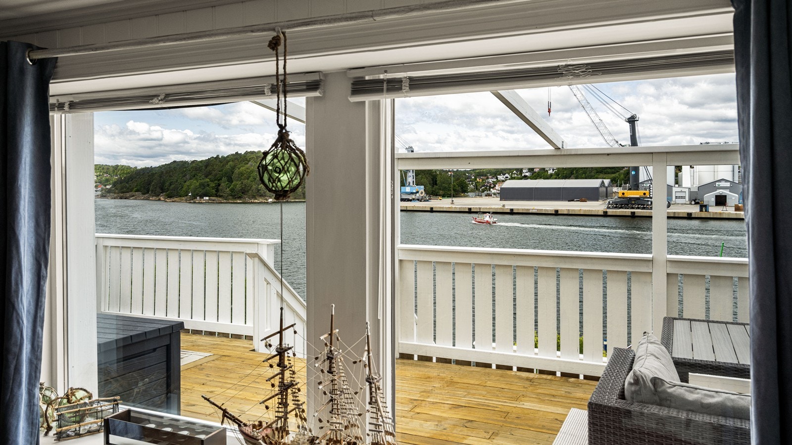 De store vinduene gir fint med naturlig lys til stuen Galleribilde