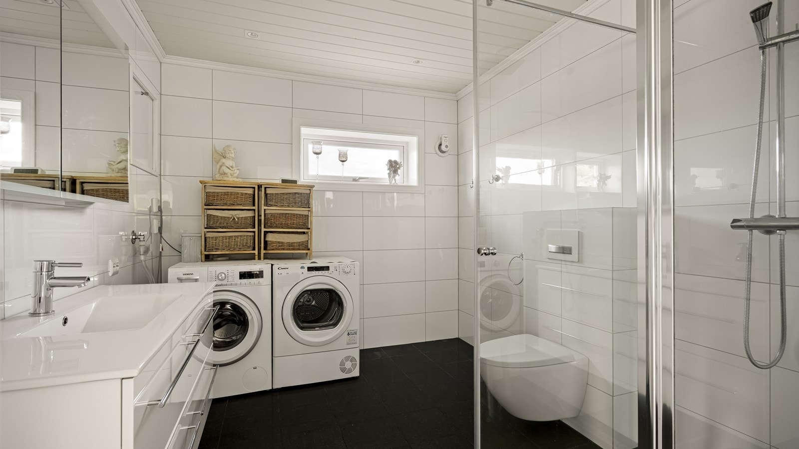 Lyst og pent bad fra 2017 med opplegg for vaskemaskin Galleribilde