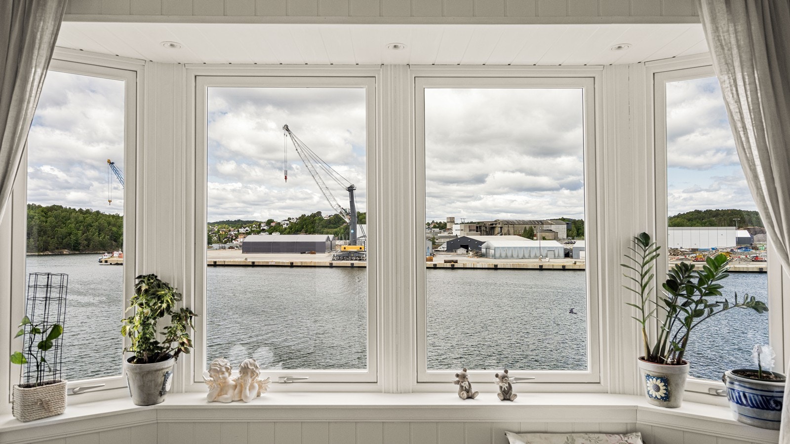 Store vindusflater som gir godt med naturlig lys i boligen Galleribilde