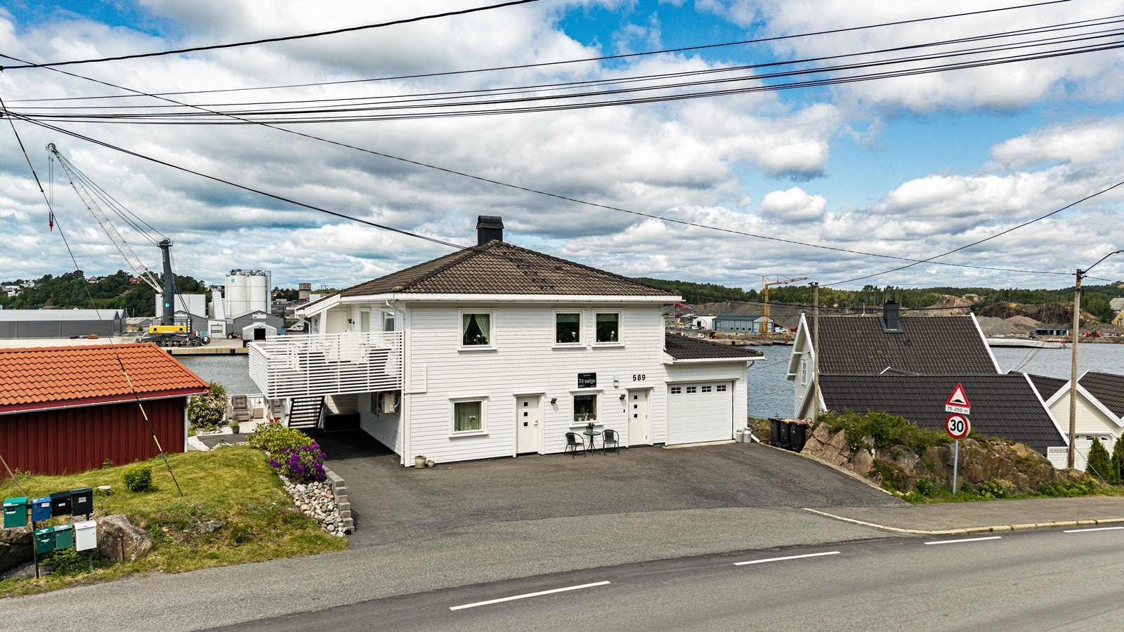 Huset fremstår godt vedlikeholdt og har godt med biloppstillingsplass på egen tomt Galleribilde