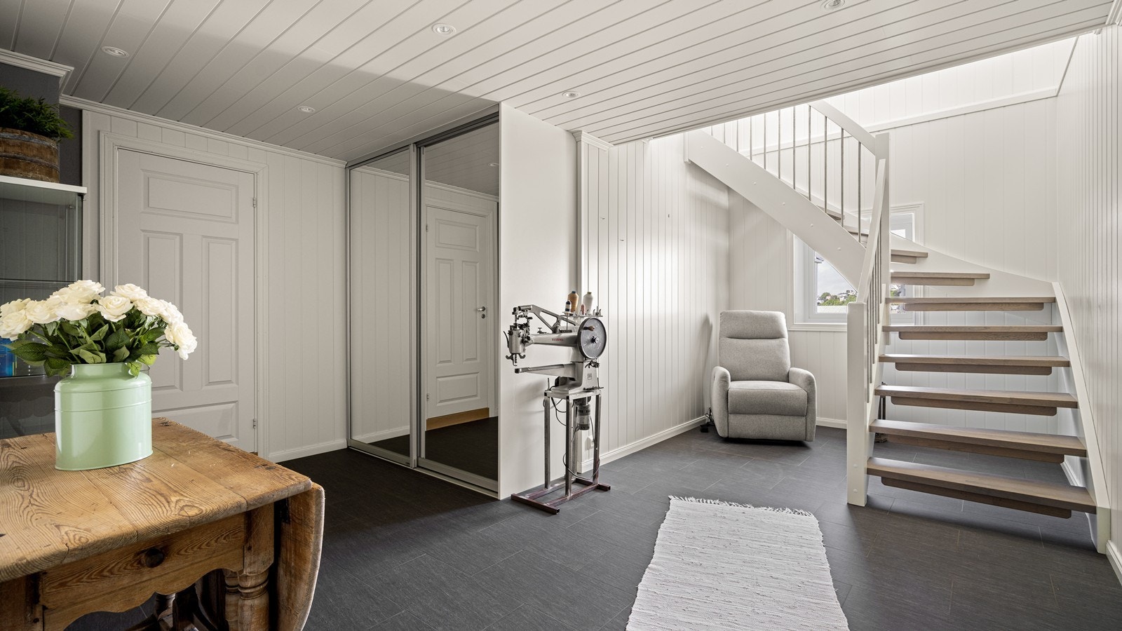 Romslig gang med god plass til møblement Galleribilde