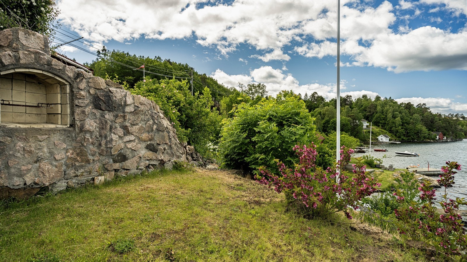 Fint område med utepeis og plen Galleribilde