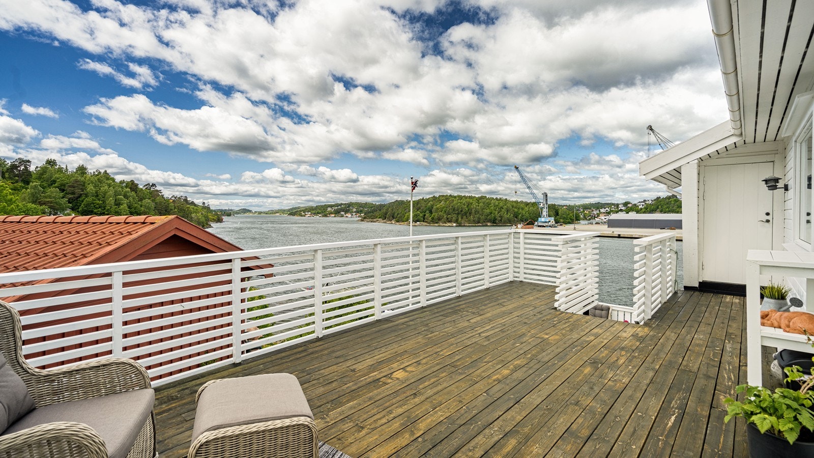 Romslig veranda med god plass til møblement Galleribilde