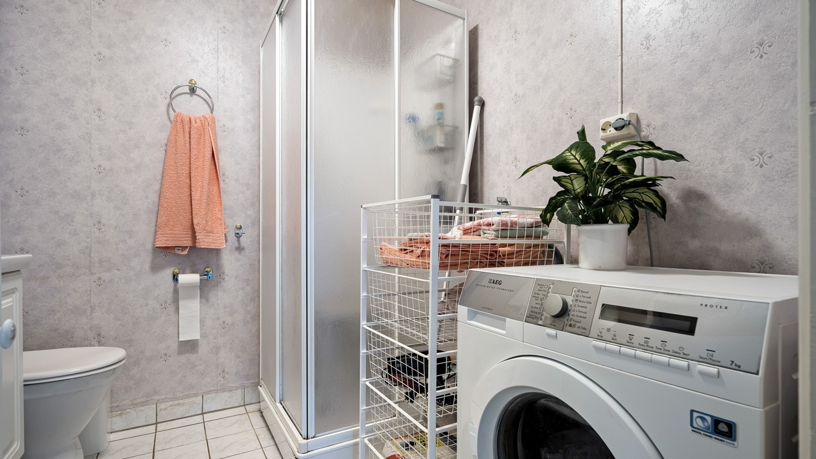 Bad med opplegg for vaskemaskin Galleribilde