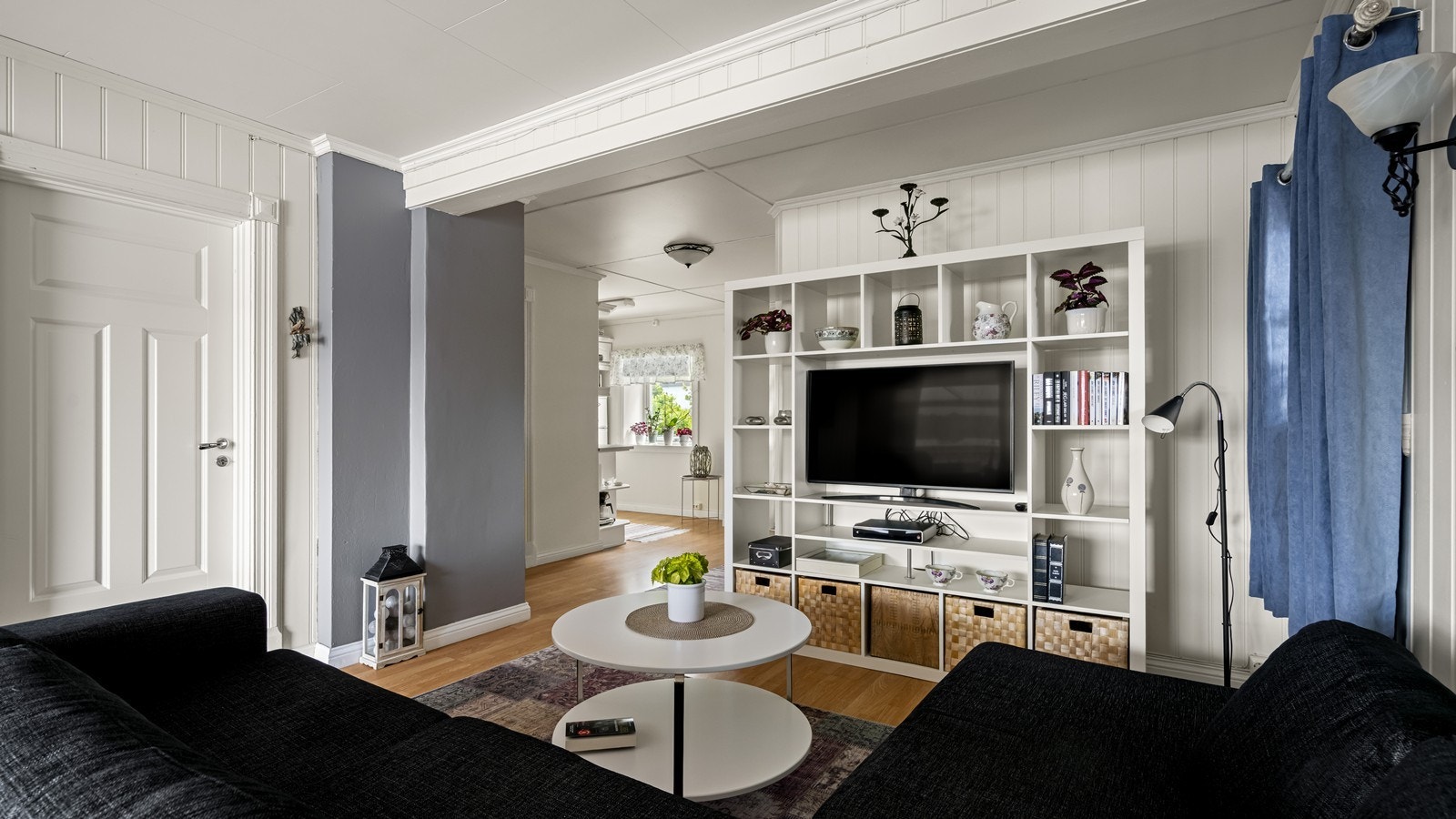 I stuen er det god plass til sofa, bord og tv med tilhørende møblement Galleribilde