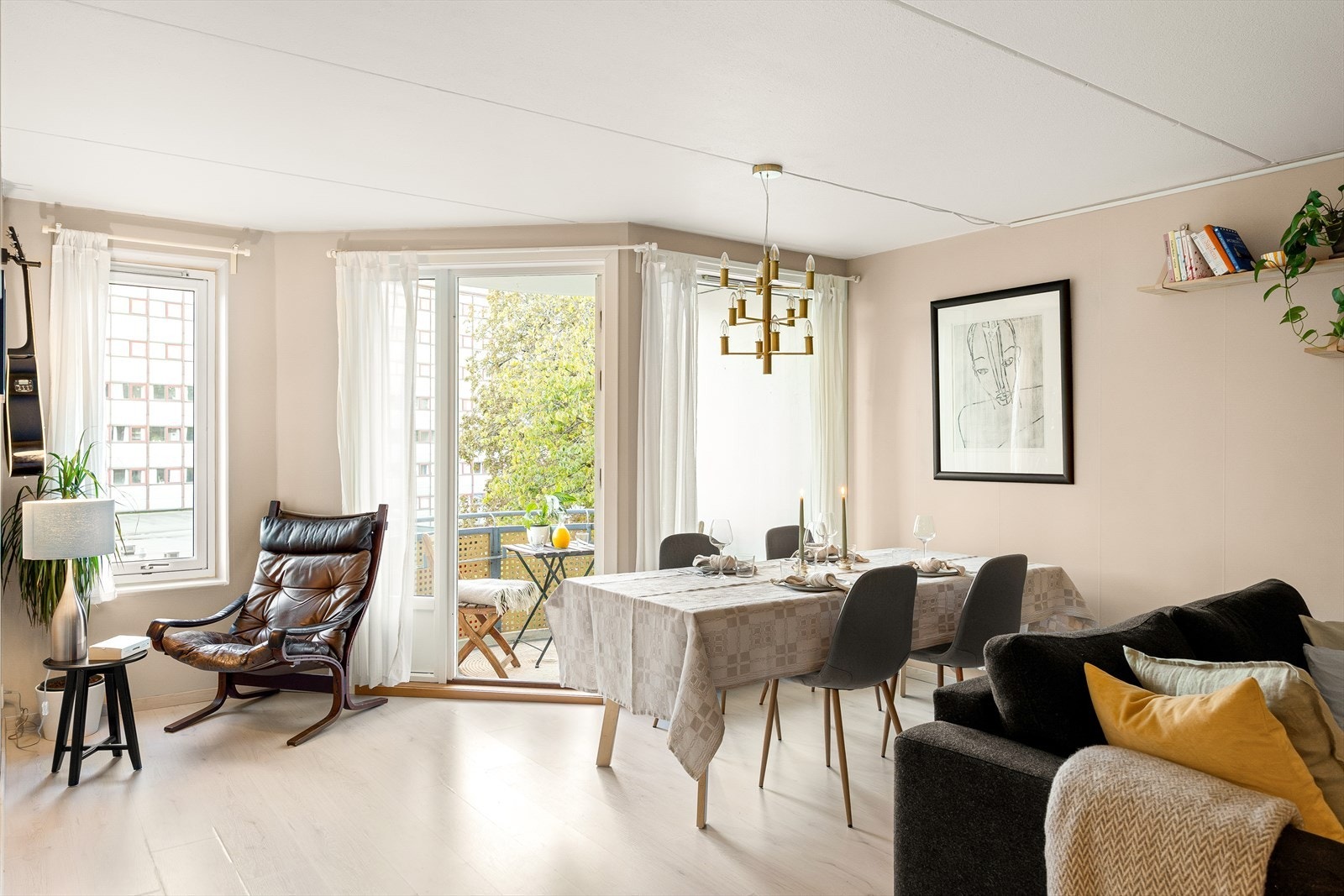 Leiligheten er malt i lyse jordtoner, og de store vindusflatene slipper inn rikelig med naturlig lys som gir boligen en luftig og varm atmosfære. Galleribilde