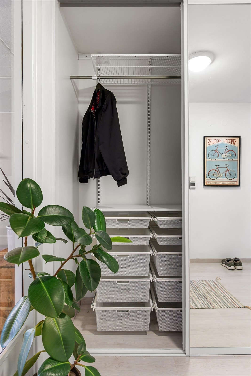 Garderobeskapet har praktiske hyller og skuffer som gir effektiv oppbevaring av klær. Det er også utstyrt med gulv-til-tak-speil, som bidrar til å gjøre gangen mer romslig. Galleribilde