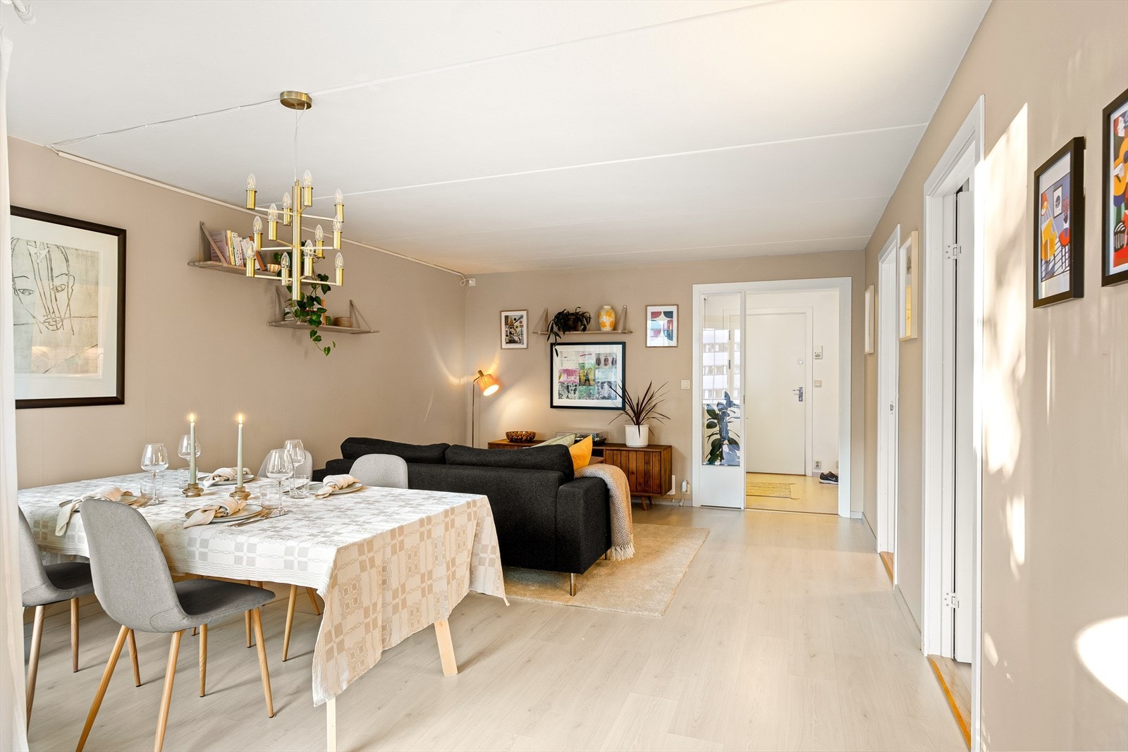 Leiligheten har en romslig stue med svært møbleringsvennlige arealer. Her er det god plass til både et stort spisebord med stoler og en hyggelig sofagruppe. Galleribilde