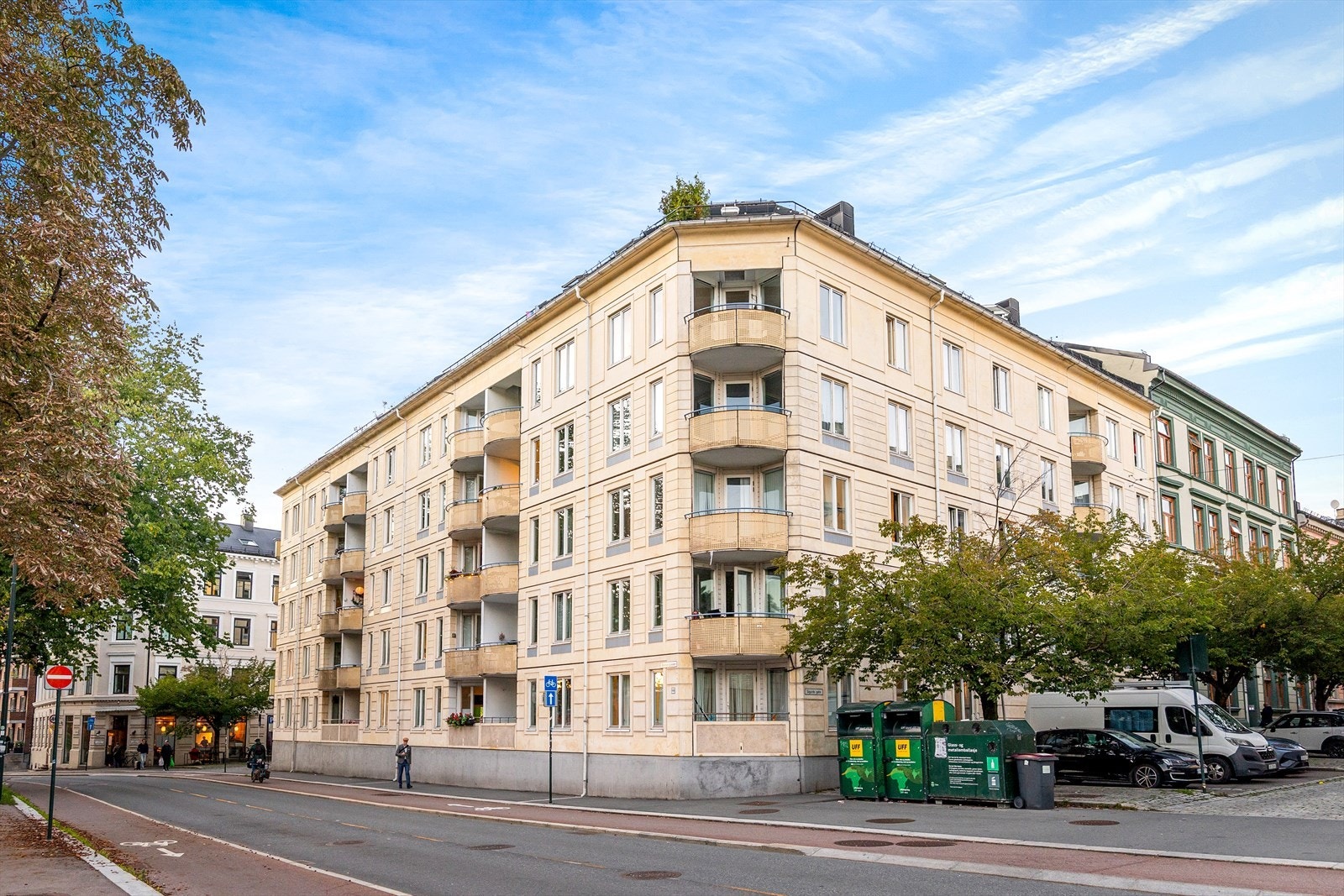 Leiligheten ligger attraktivt til på Tøyen. Området har de siste årene vokst frem som et av byens mest spennende steder å bo, med ett rikt kulturliv og en kombinasjon av urbant byliv og grønne lunger like i nærheten. Galleribilde