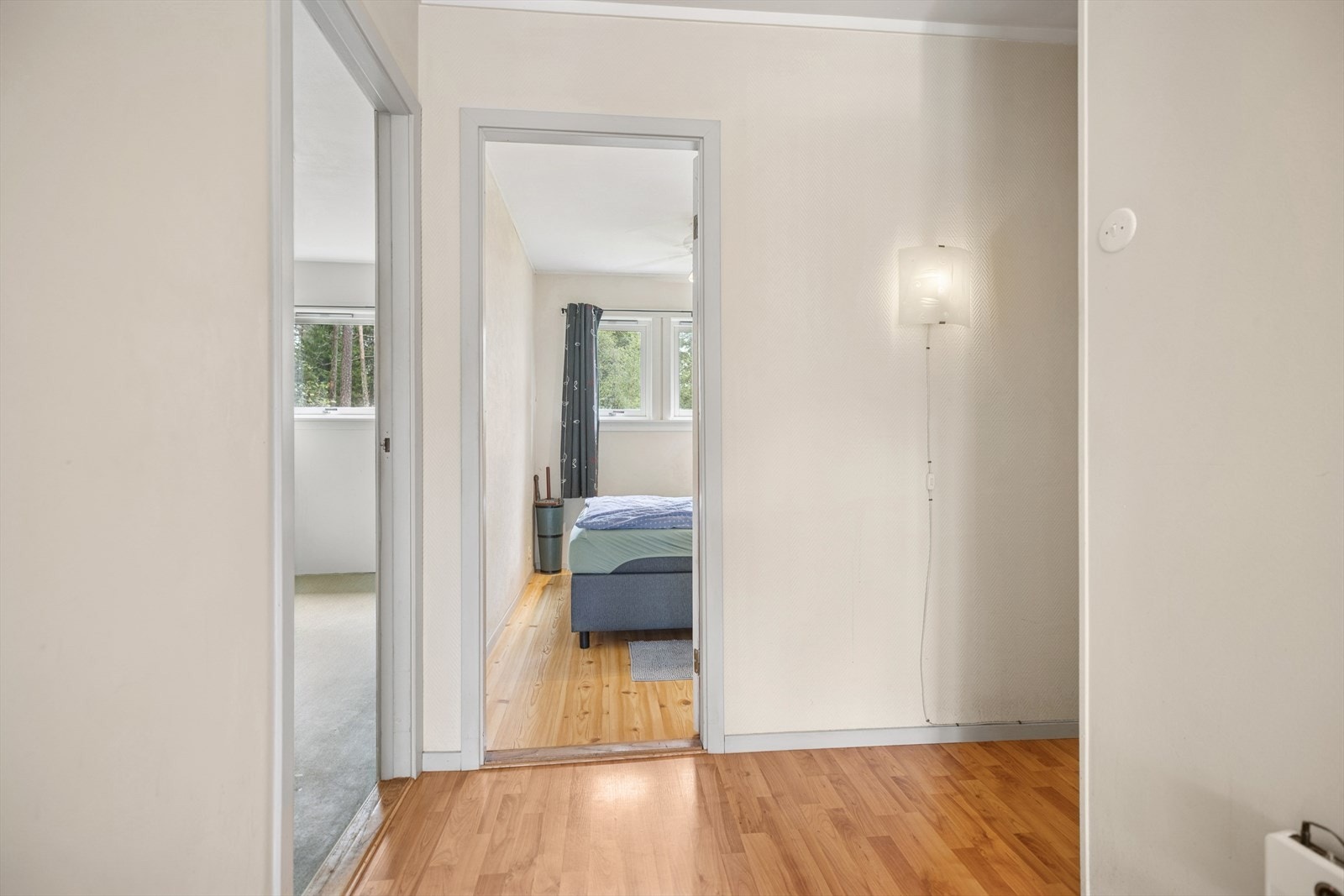 Fra stuen har du adkomst til de to andre soverommene, mens til høyre finner du det separate kjøkkenet, vaskerommet og utgang til luftebalkongen. Galleribilde