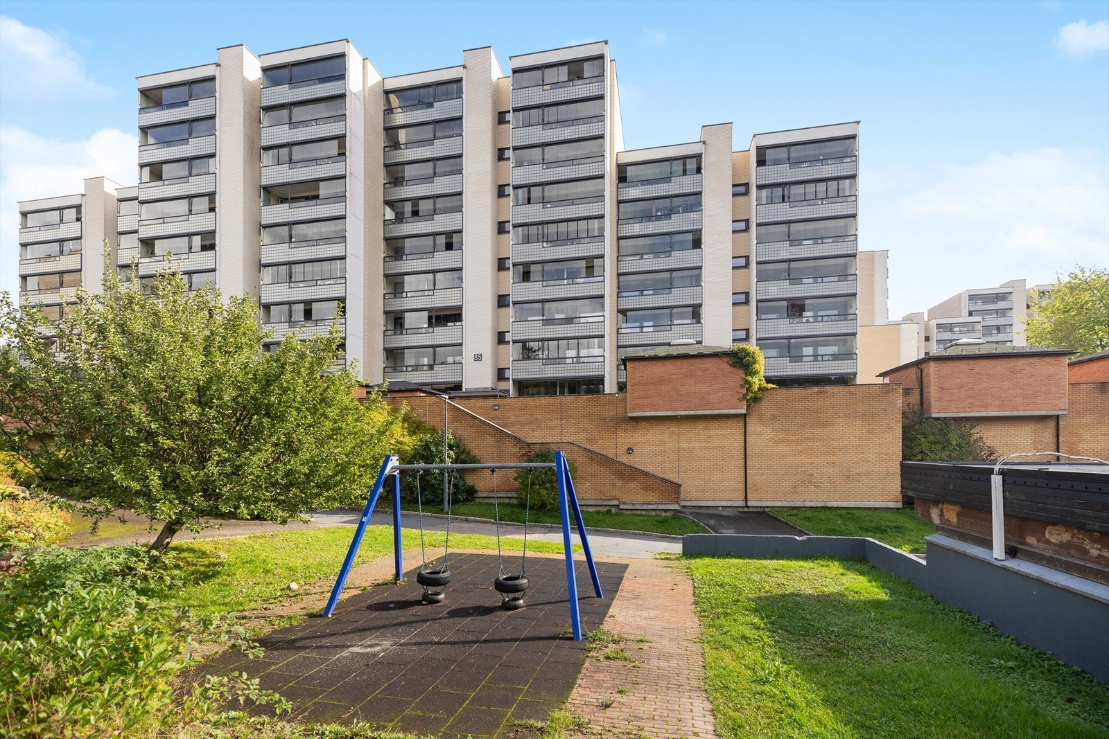 Eiendommen har en meget barnevennlig og attraktiv beliggenhet på Romsås med umiddelbar nærhet til en rekke fasiliteter. Galleribilde
