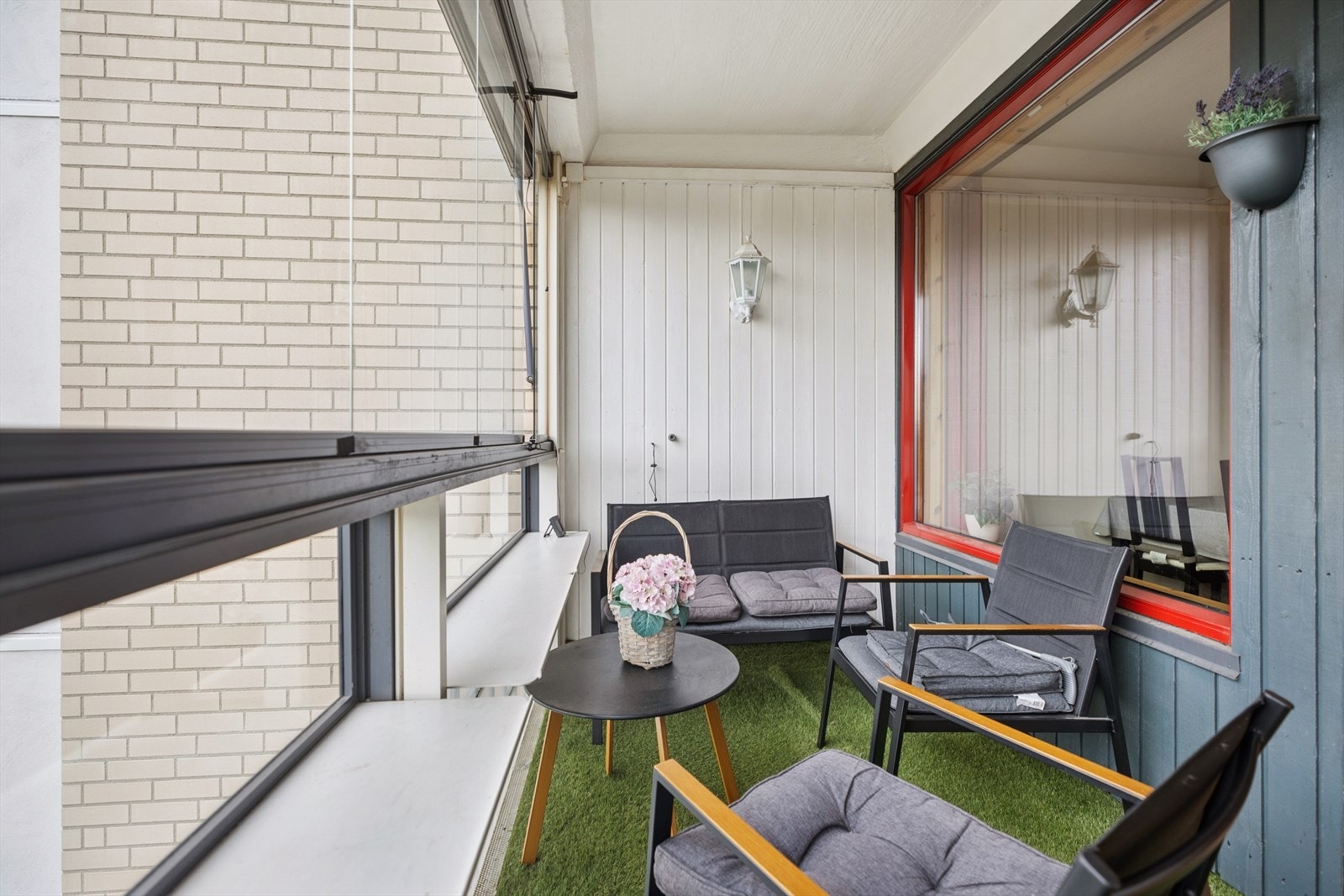 Fra stuen er det utgang til en innglasset balkong på ca. 12 m² som gir et lunt og fleksibelt oppholdsareal. Galleribilde