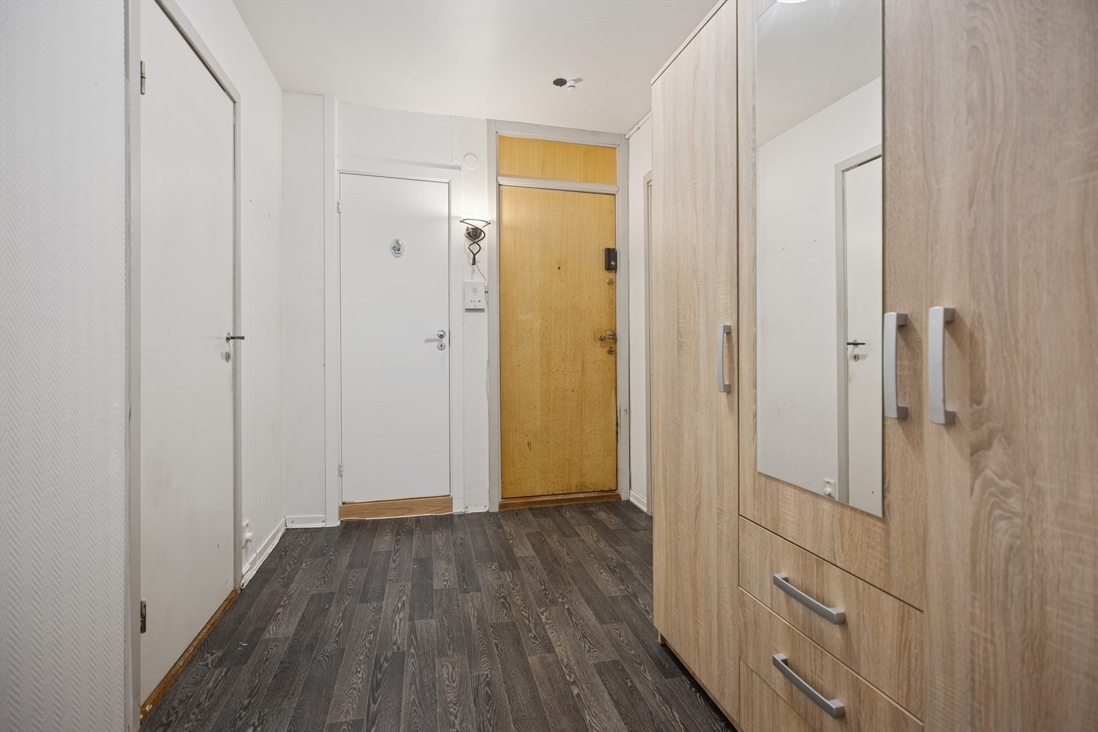 Entré med praktisk plass til garderobe og oppbevaring - et ryddig første møte med leiligheten. Galleribilde
