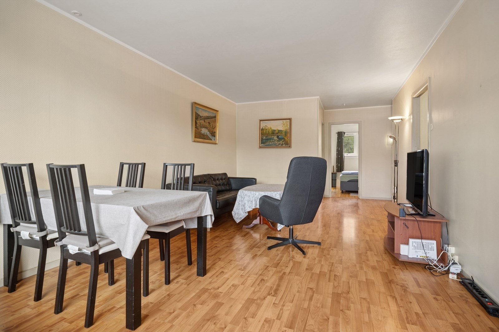 Rommet har plass til både sofagruppe og spsiestue, og er et naturlig samlingspunkt i hjemmet. Galleribilde