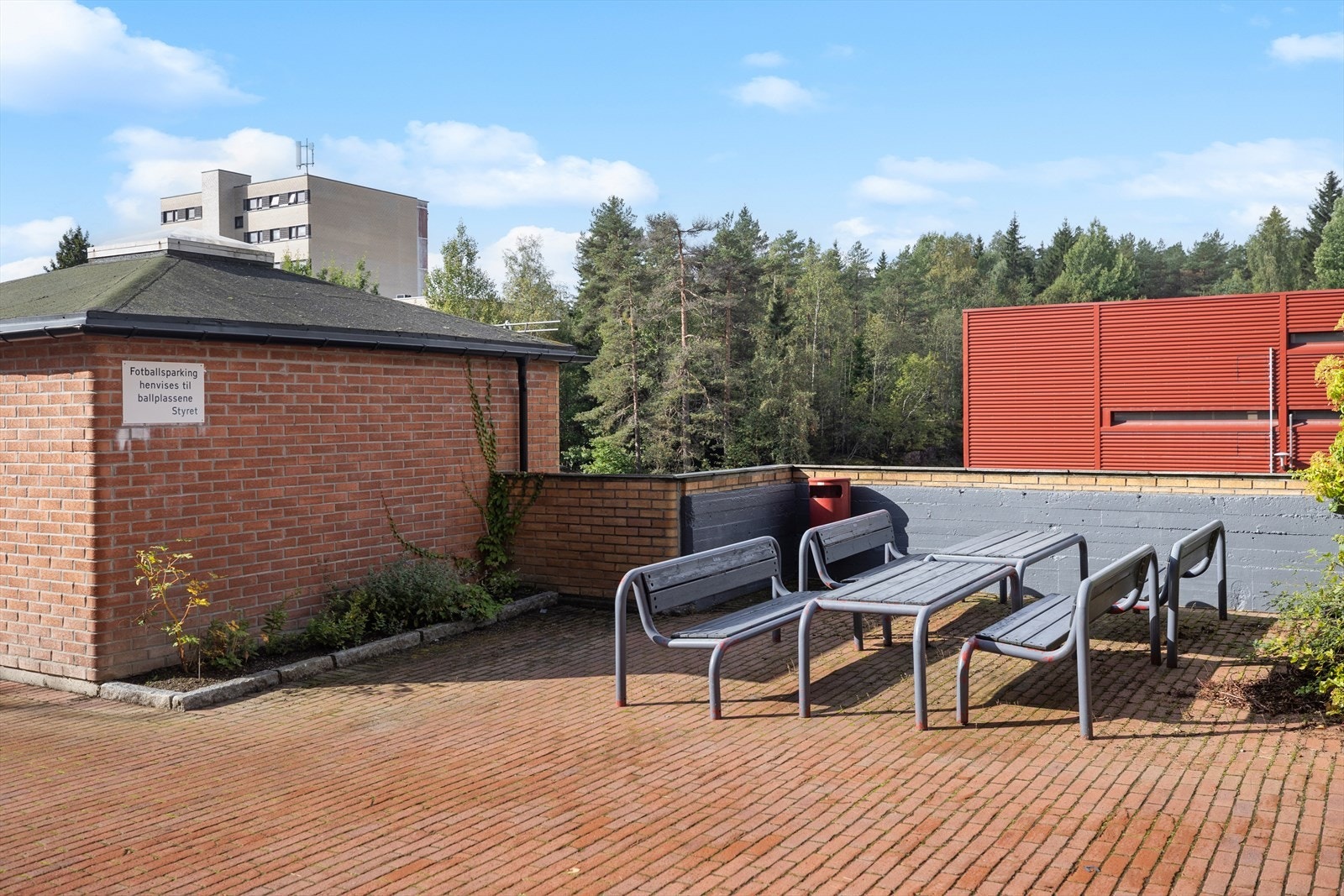 Felles uteplass med sittegrupper. Galleribilde