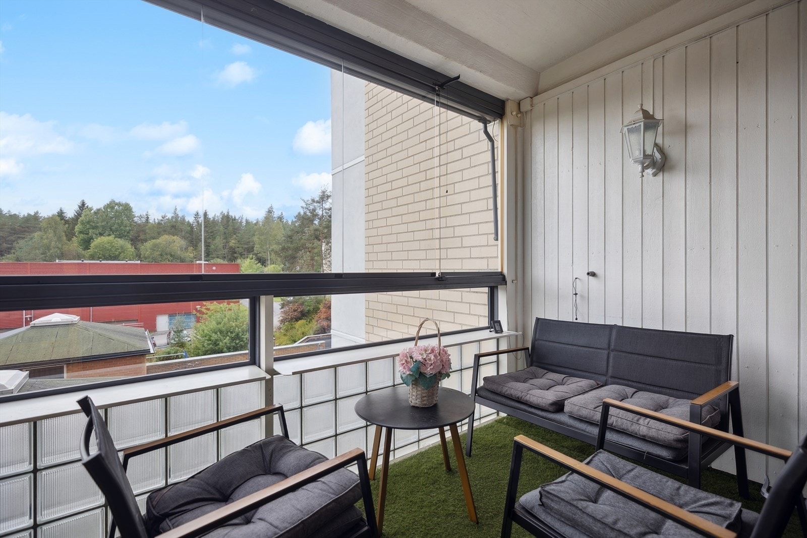Balkongen kan innredes med sittegruppe og brukes store deler av året. Galleribilde
