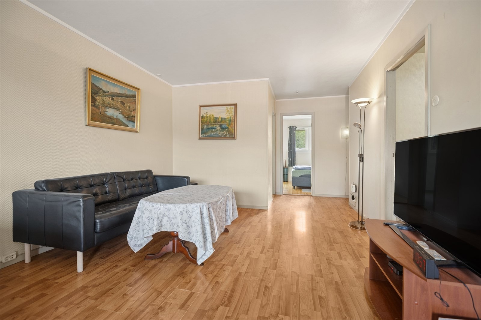Leiligheten har totalt BRA på 99 kvm og byr på en vestvendt innglasset balkong, bad/wc og separat vaskerom fra 2023, 3 gode soverom, garasjeplass og fin planløsning! Galleribilde