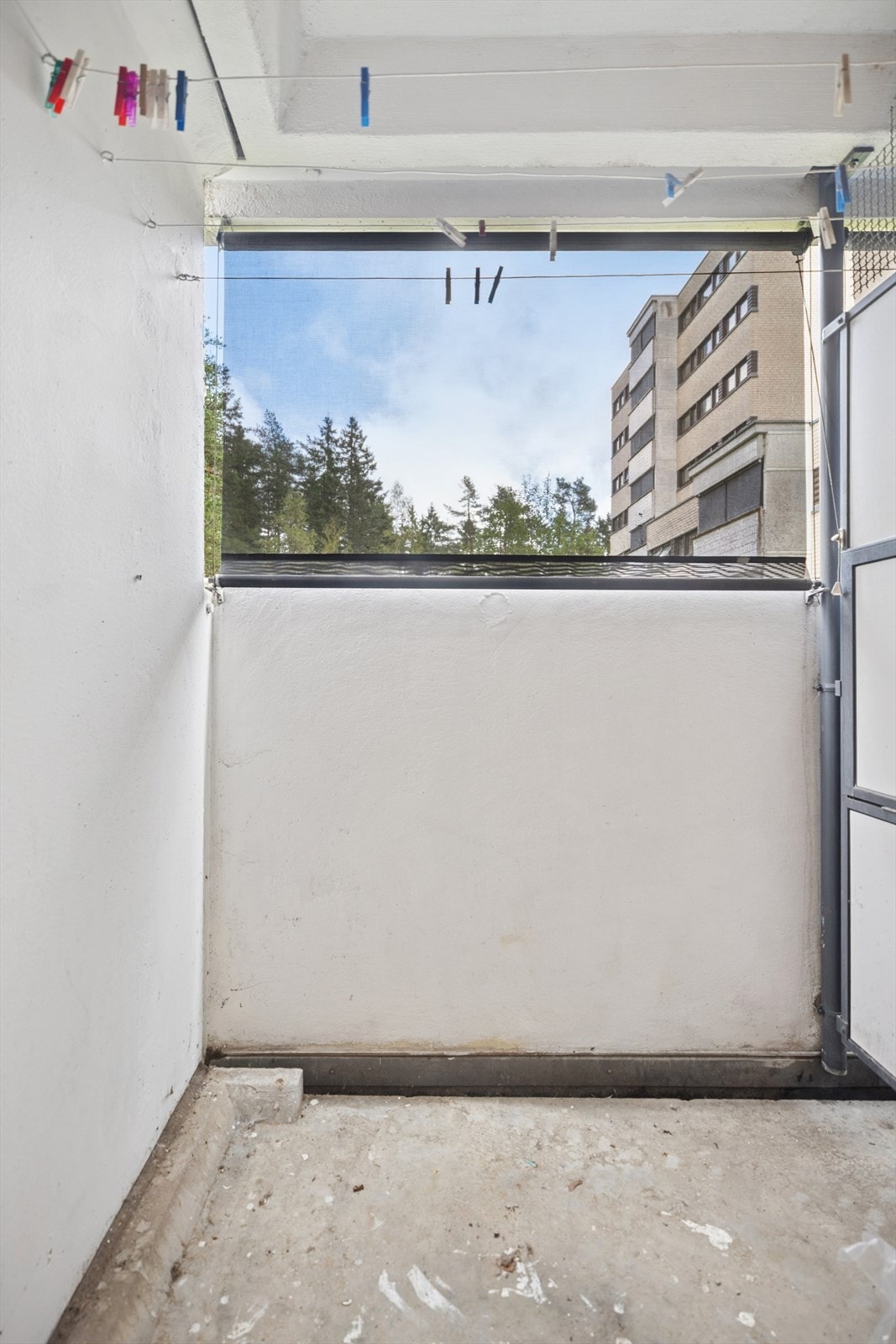 Fra vaskerommet er det utgang til en mindre luftebalkong på ca. 2 m² - praktisk for lufting og hverdagsbruk. Galleribilde