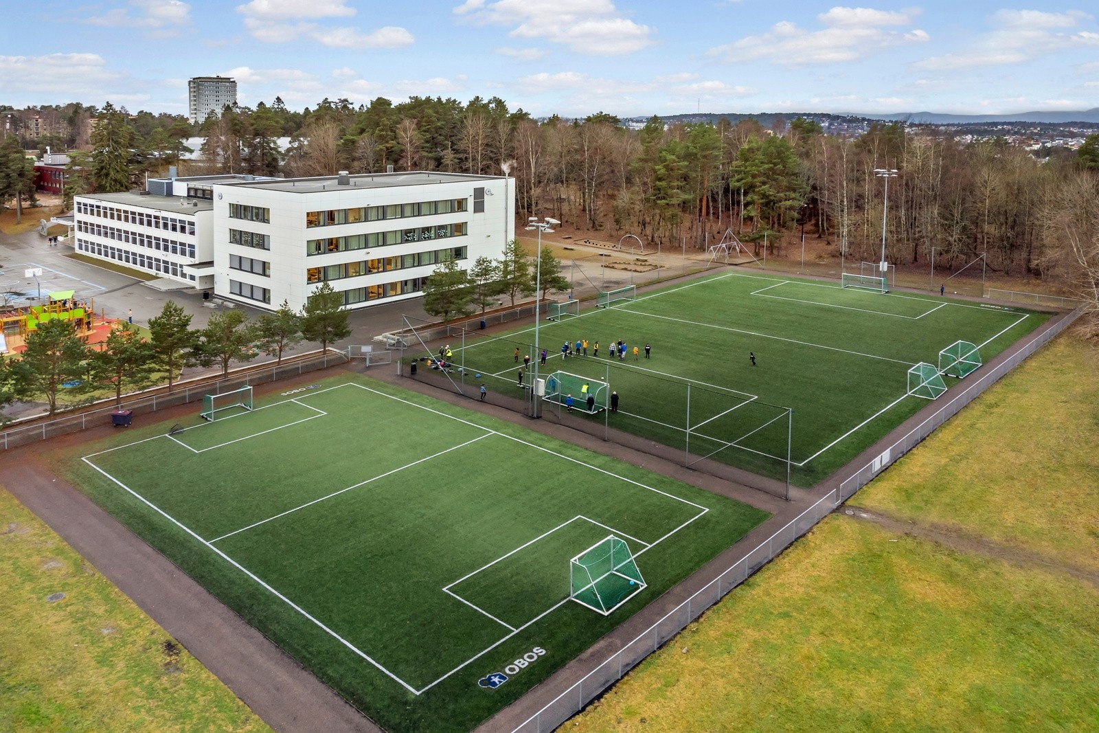 Godlia skole, for 1.-7. trinn, ligger kun en kort spasertur unna og tilbyr et trygt og inkluderende læringsmiljø. I nærheten finnes også en fotballbane, perfekt for aktivitet og lek på fritiden. Galleribilde