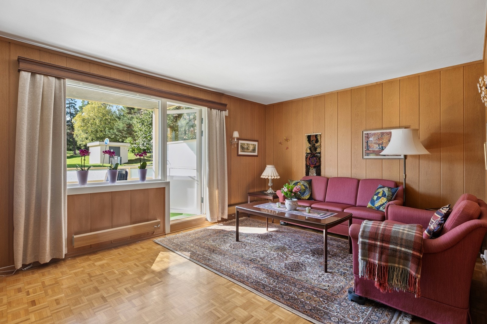 Romslig stue med mange innredningsmuligheter. Galleribilde