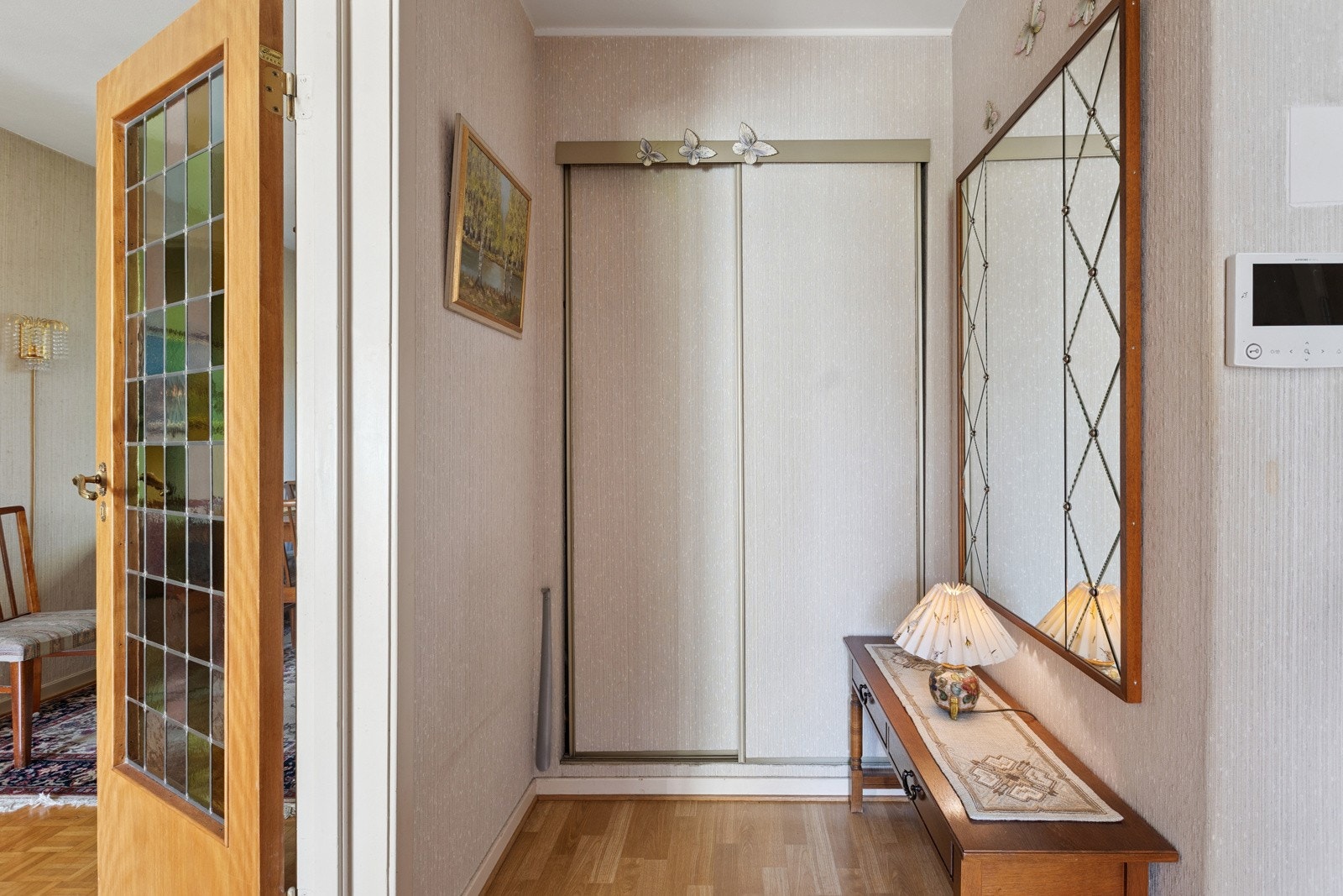 Romslig entré med praktisk skyvedørsgarderobe. Galleribilde