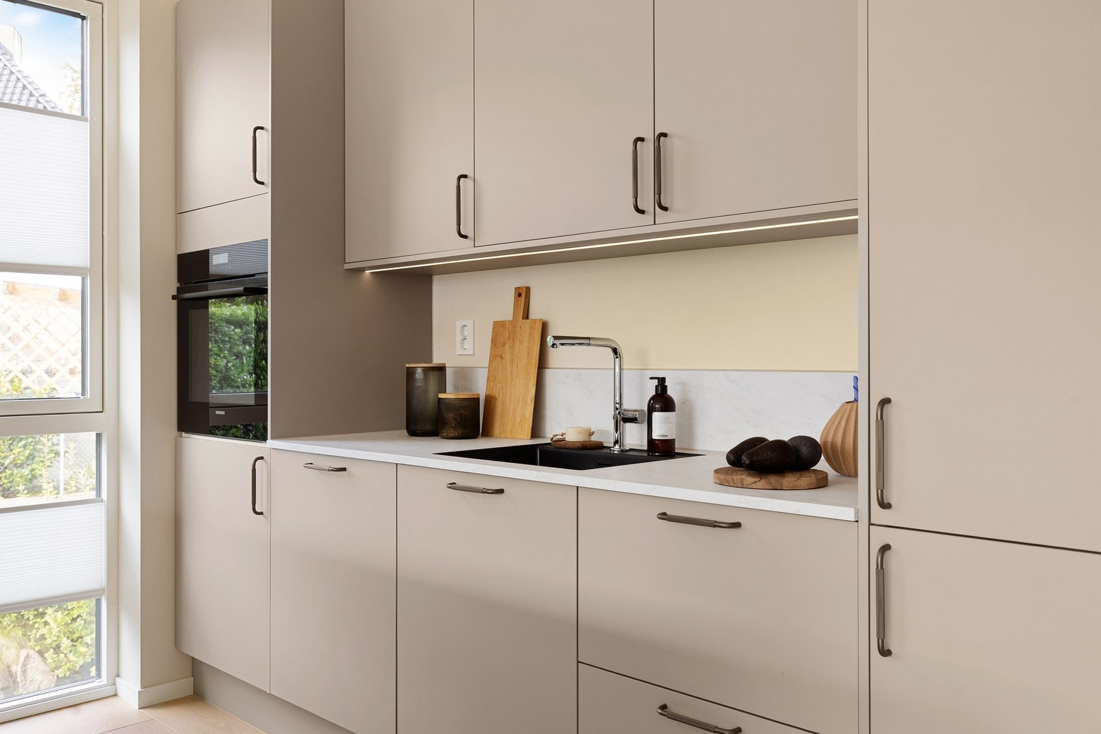 Det er utstyrt med følgende integrerte hvitevarer fra Simens: Stekeovn, platetopp med integrert ventilator, stekeovn, oppvaskmaskin og kjøleskap med frysedel. Galleribilde