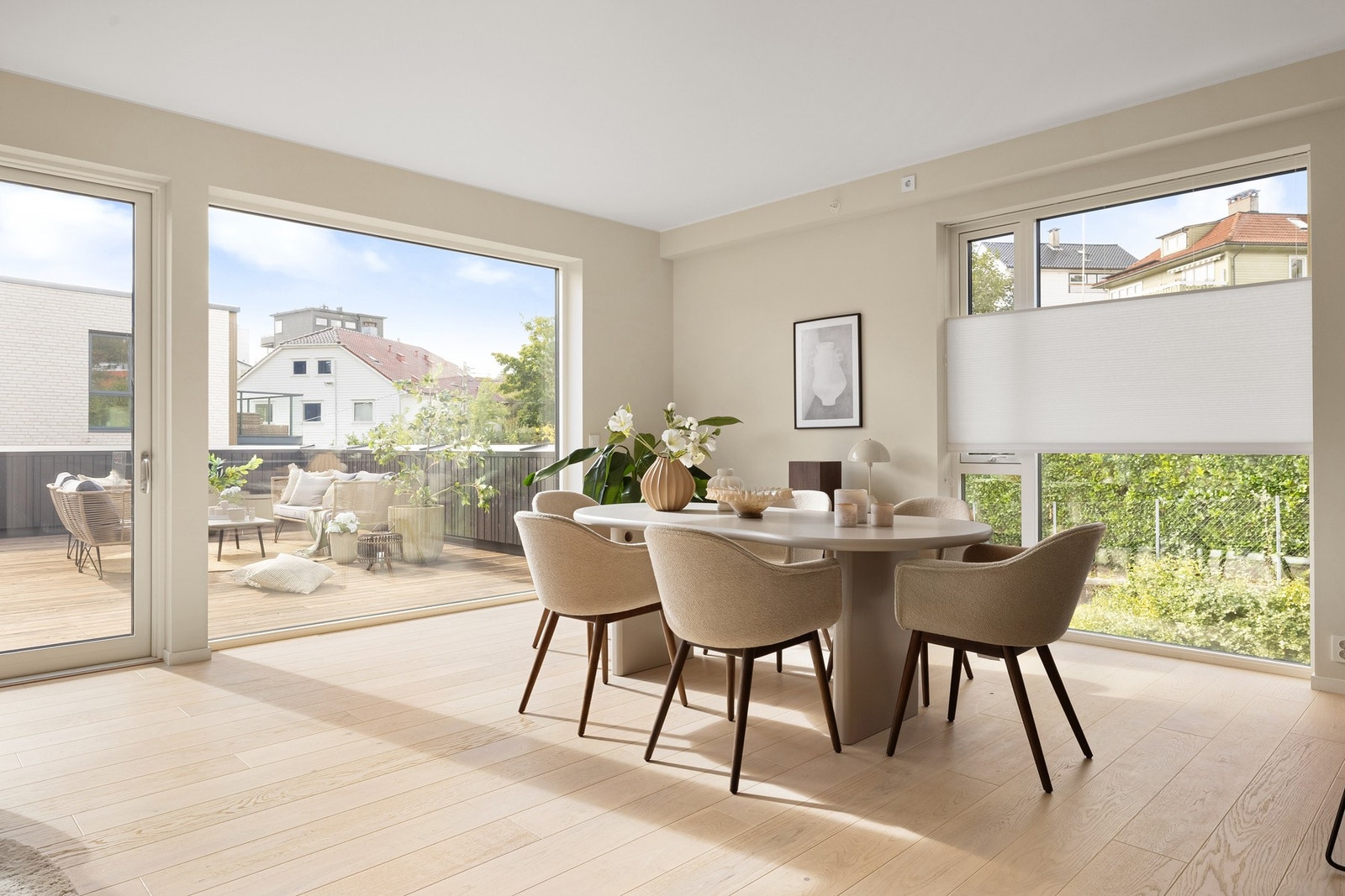 Grunnet rommets planløsning og størrelse er det god plass til å møblere i forskjellige soner. Galleribilde