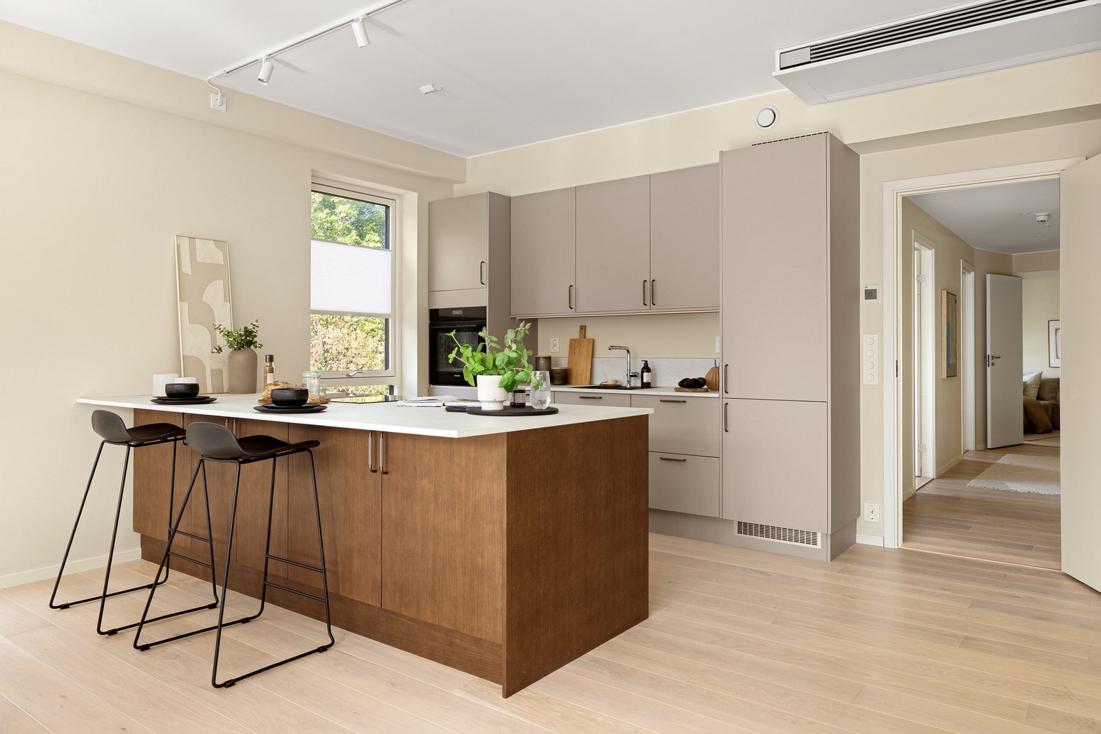 Det lekre kjøkkenet er levert av HTH og har en utforming med sosial kjøkkenøy både for kokkelering, oppbevaring og sitteplasser. Galleribilde