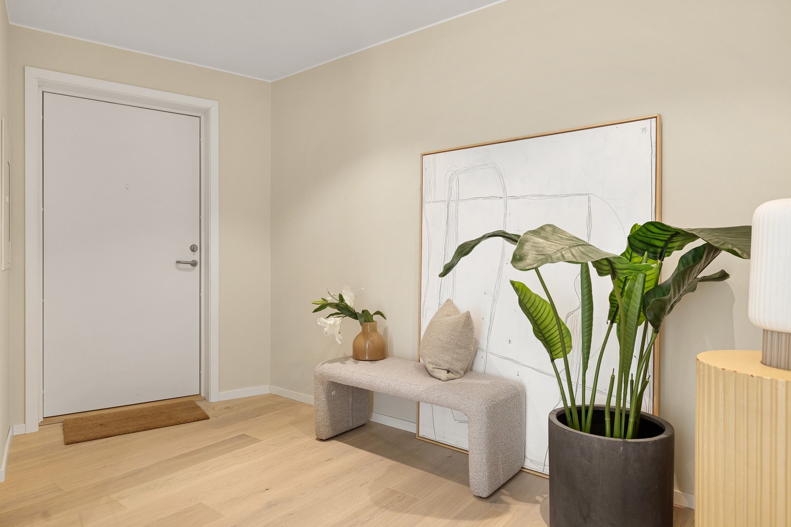 Gangen og entréen er av god størrelse. Her er det godt plass til oppbevaringsløsninger for yttertøy og sko. Galleribilde