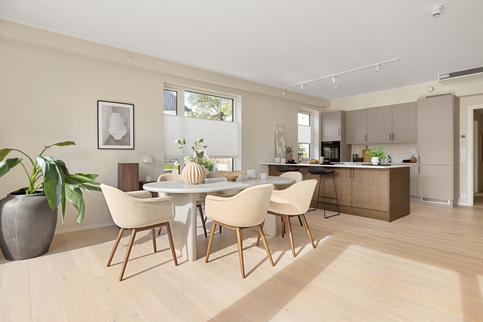 Det er gjennomgående 1-stavs parkett på gulv. Galleribilde