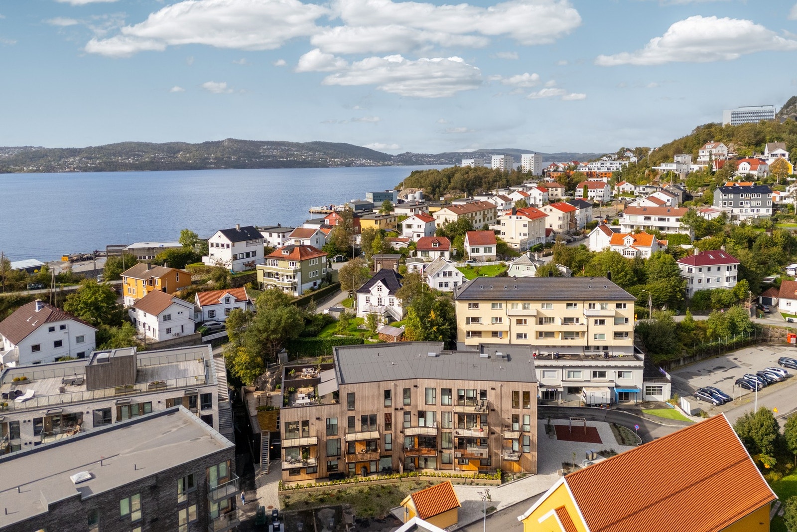 Leiligheten ligger til i Nyhavnsbukten utenfor sentrumskjernen og skjermet fra bystøyet. Galleribilde