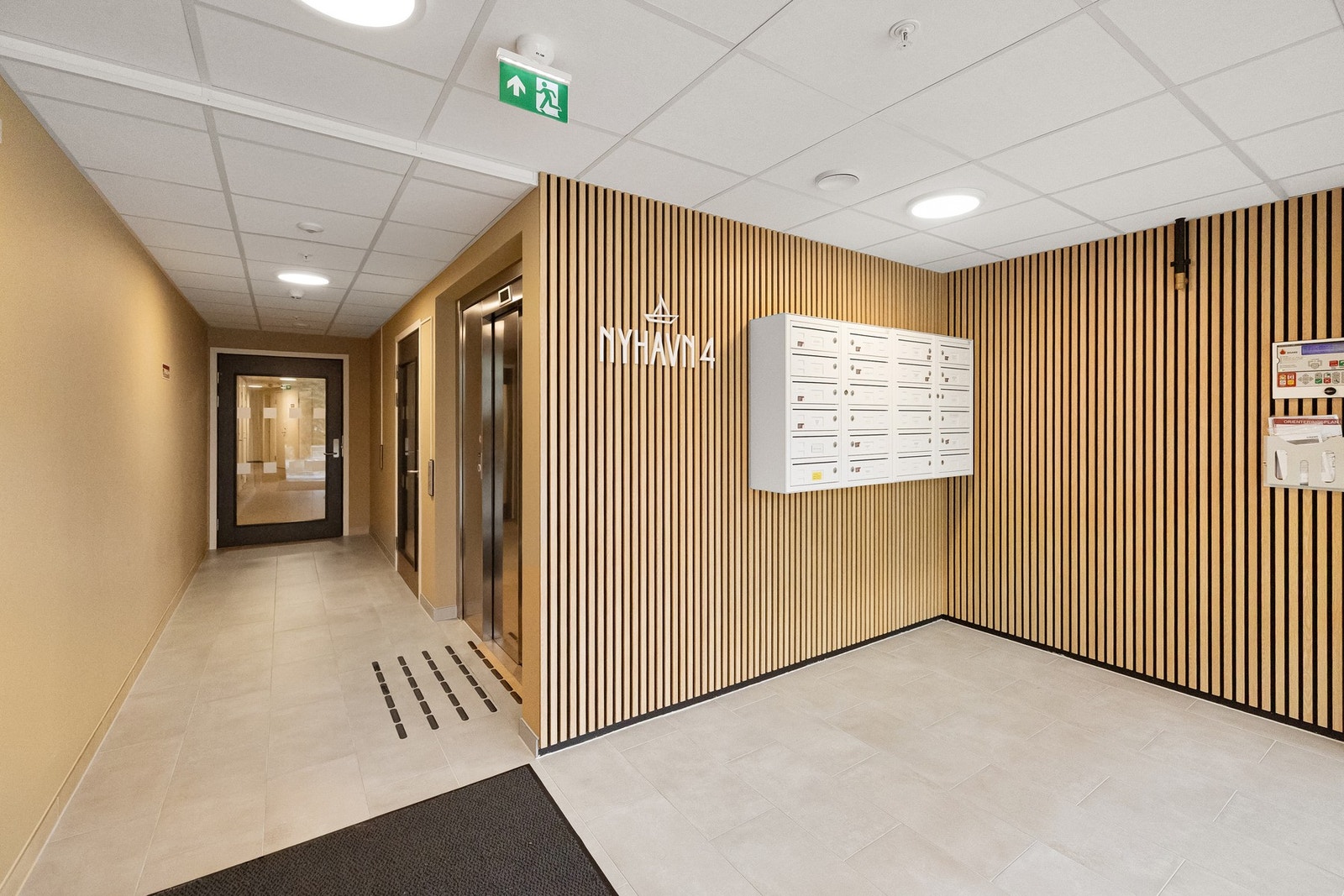 Sameiets felles inngangsparti er pent opparbeidet. Det er heis i bygget! Galleribilde