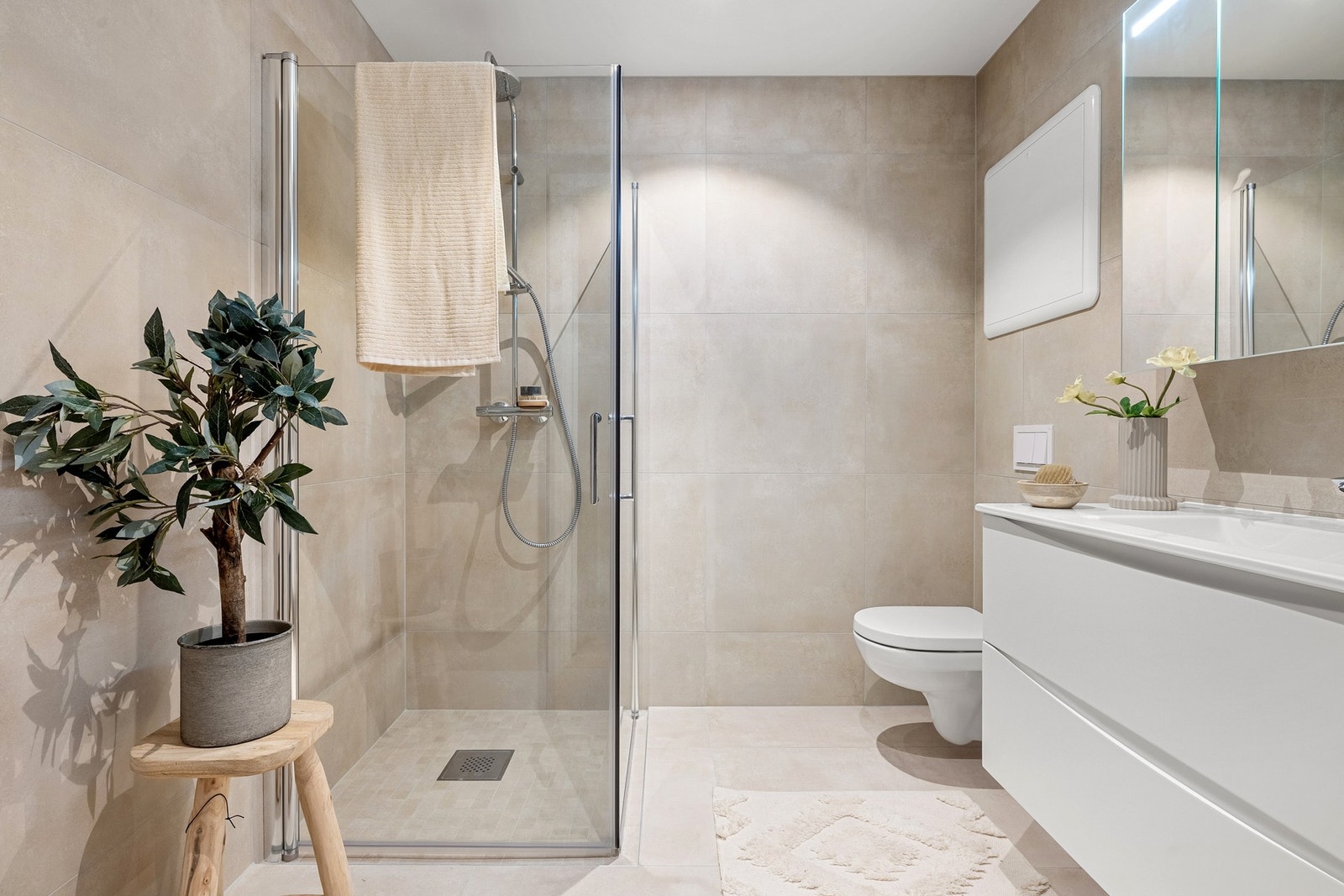 Det andre badet er også helfliset med moderne 60x60 fliser, underliggende varmekabler og spotlights i himling. Galleribilde