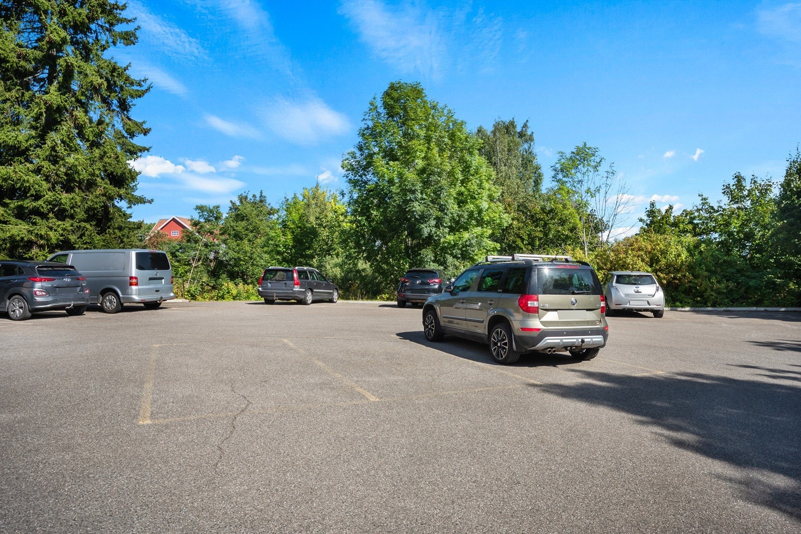 Borettslaget har parkeringsplasser til utleie etter venteliste. Galleribilde