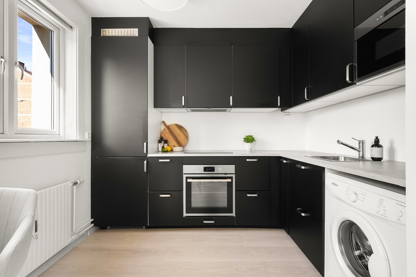 Stilrent IKEA kjøkken fra 2019. Hvitevarene er integrert i innredningen og består av platetopp, stekeovn, micro og kjøl-/fryseskap. Opplegg for vaskemaskin. Galleribilde