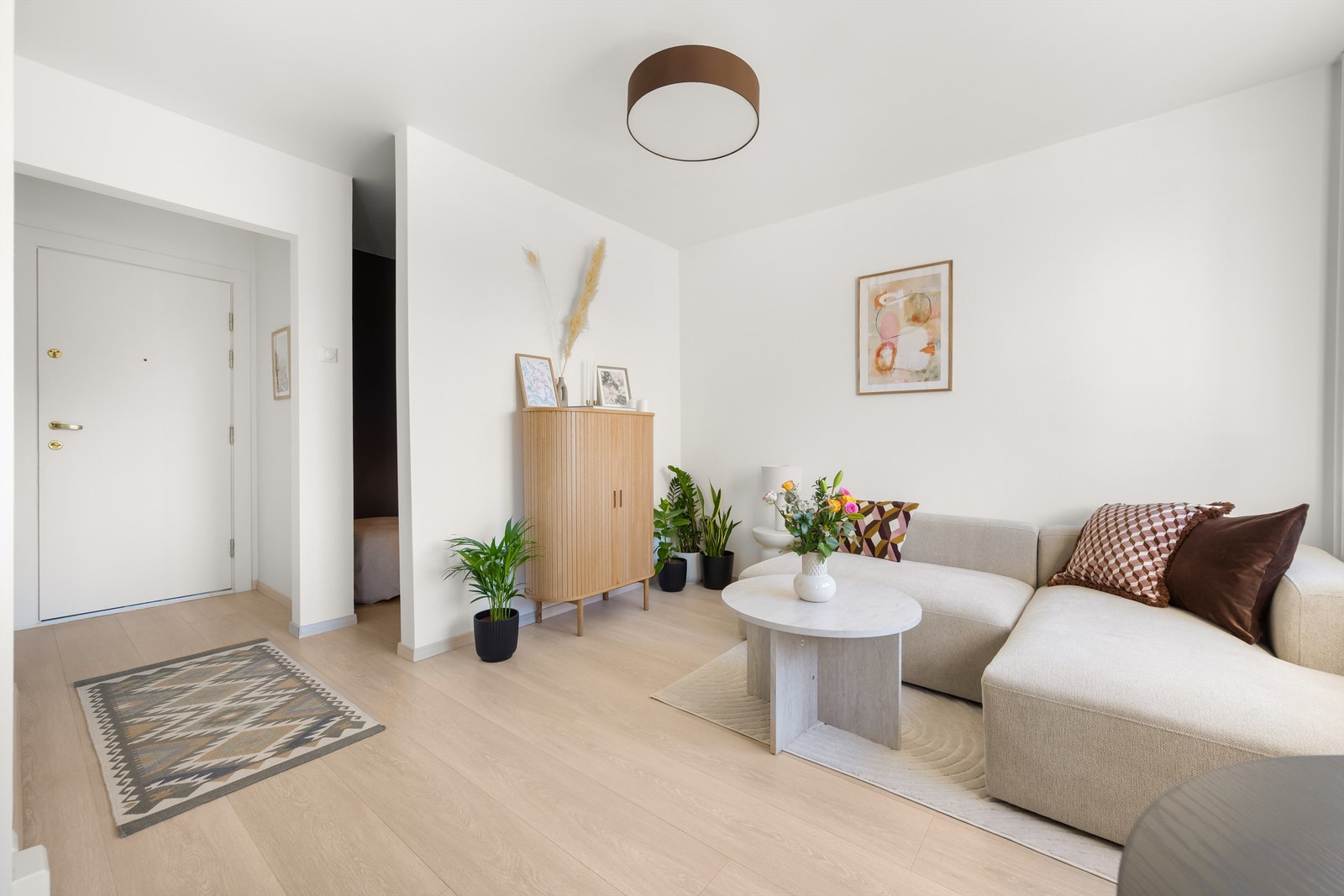 Stuen er romslig og kan enkelt innredes med sofa, tilhørende salongbord, tv-seksjon og spisebord. Galleribilde