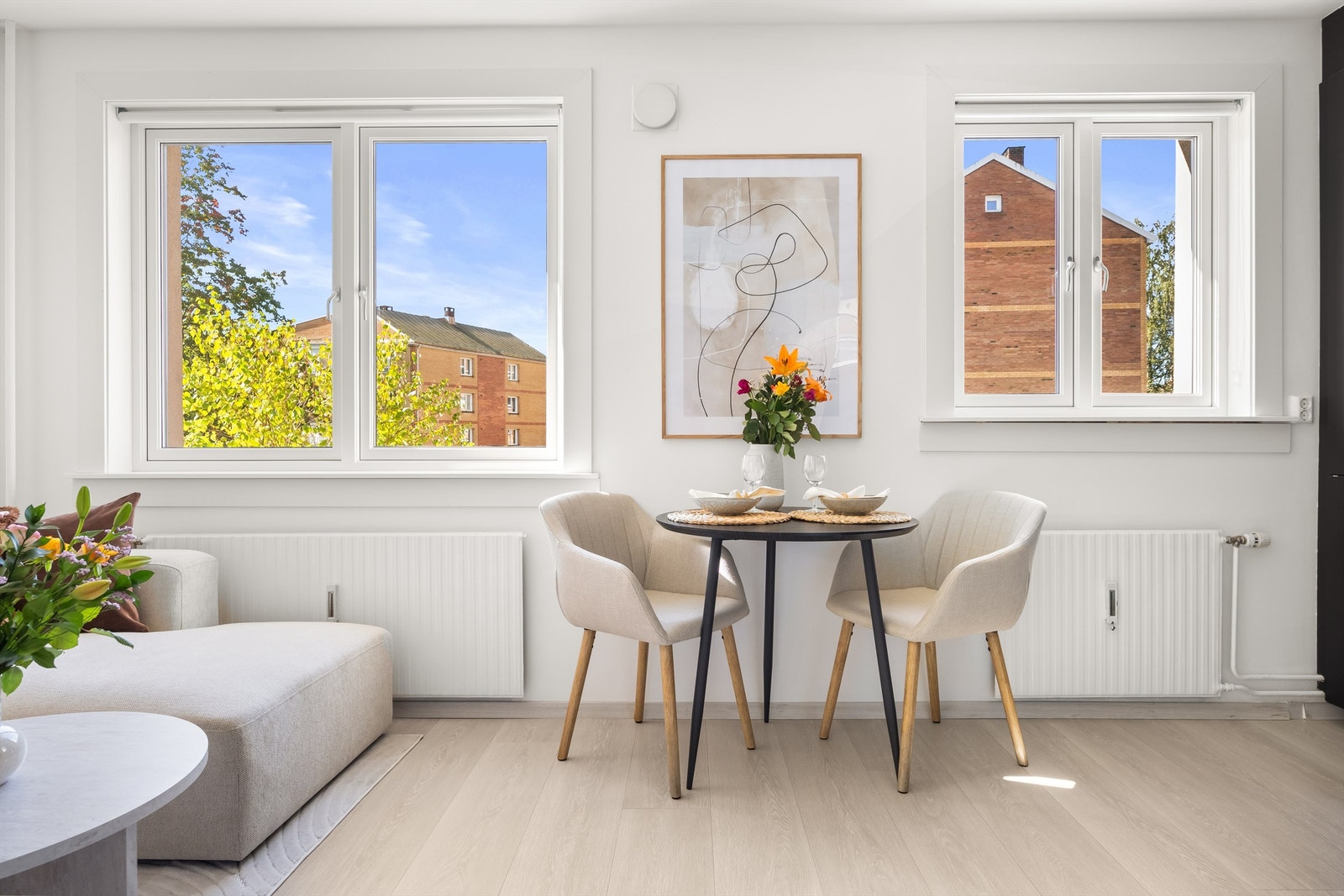 Her er det også plass til et spisebord med tilhørende sittegruppe. Galleribilde