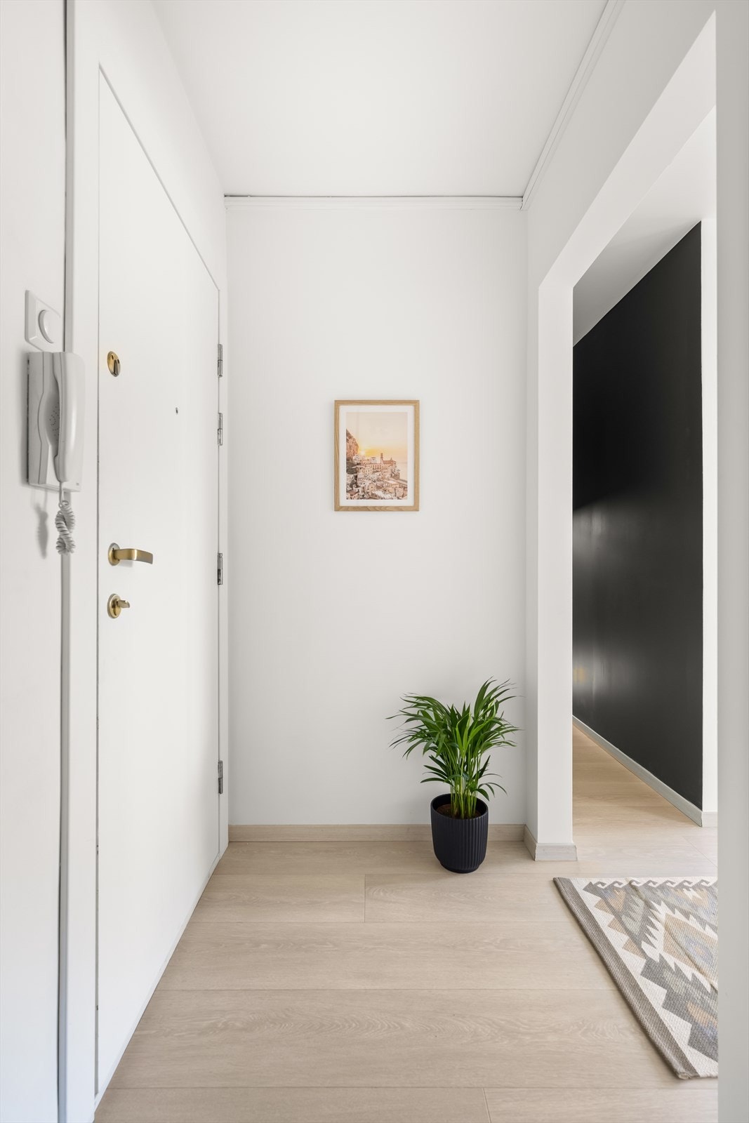 Velkommen inn! Leilighetens entré er lys og innbydende, og gir et godt førsteinntrykk av boligen. Galleribilde