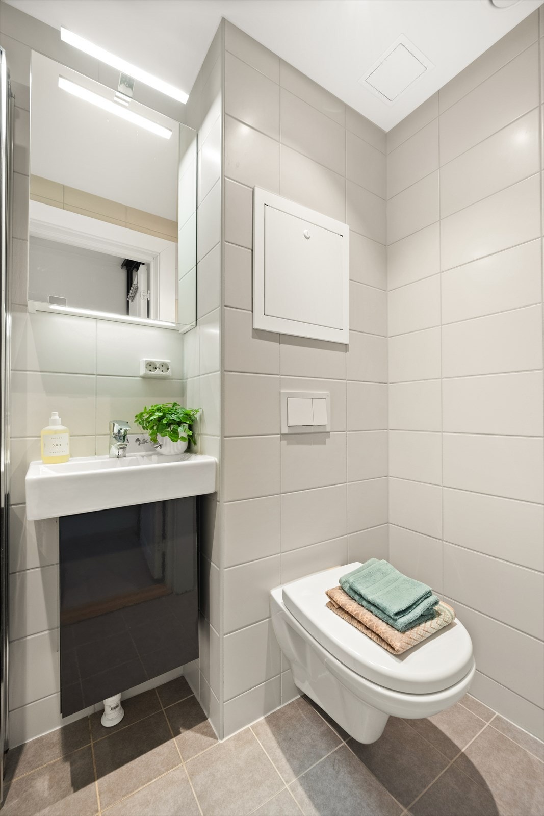 Videre har badet vegghengt klosett og dusjhjørne med svingbare glassdører. Galleribilde