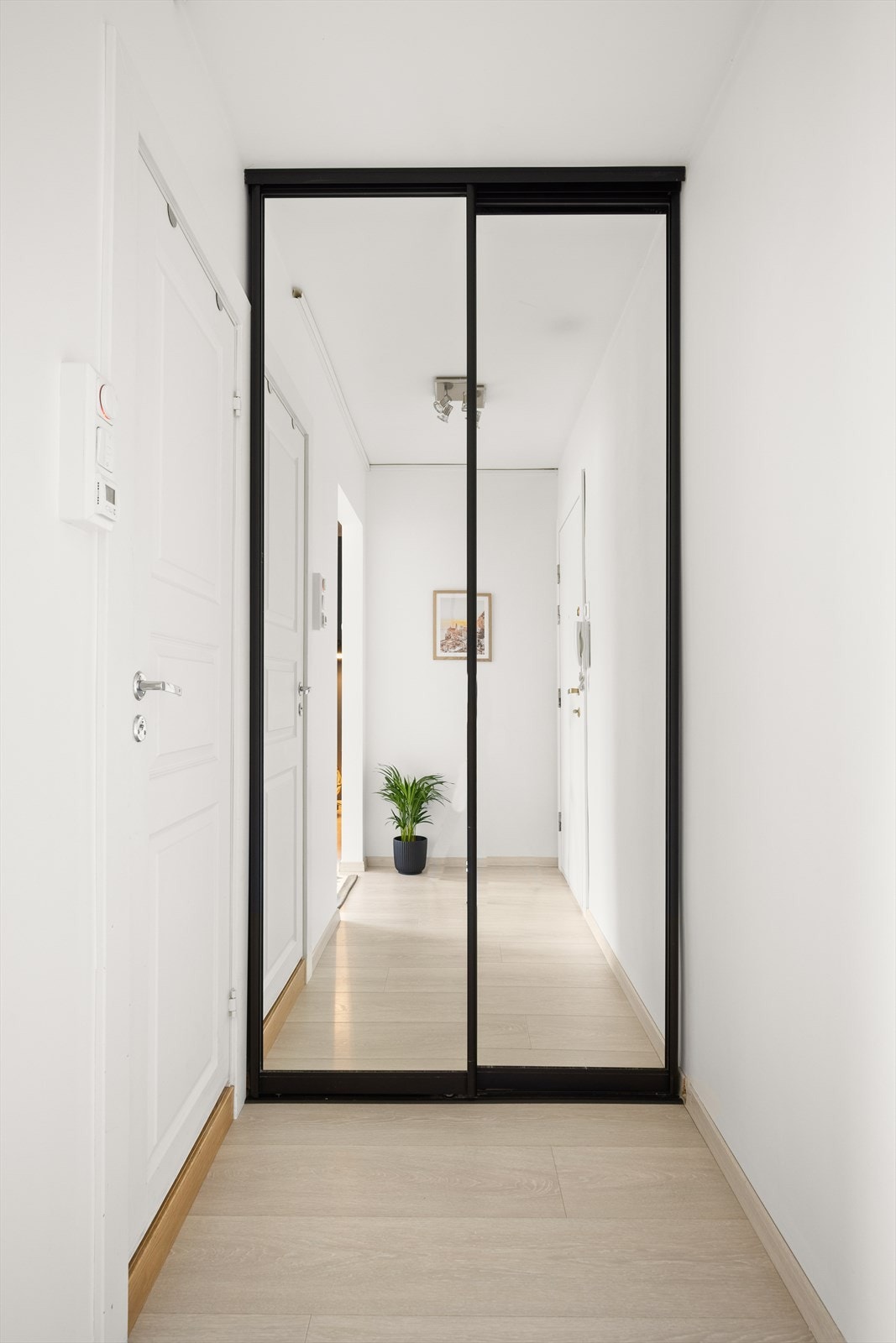 Her er det god plass til å henge fra seg jakker og sko i medfølgende garderobeskap. Galleribilde