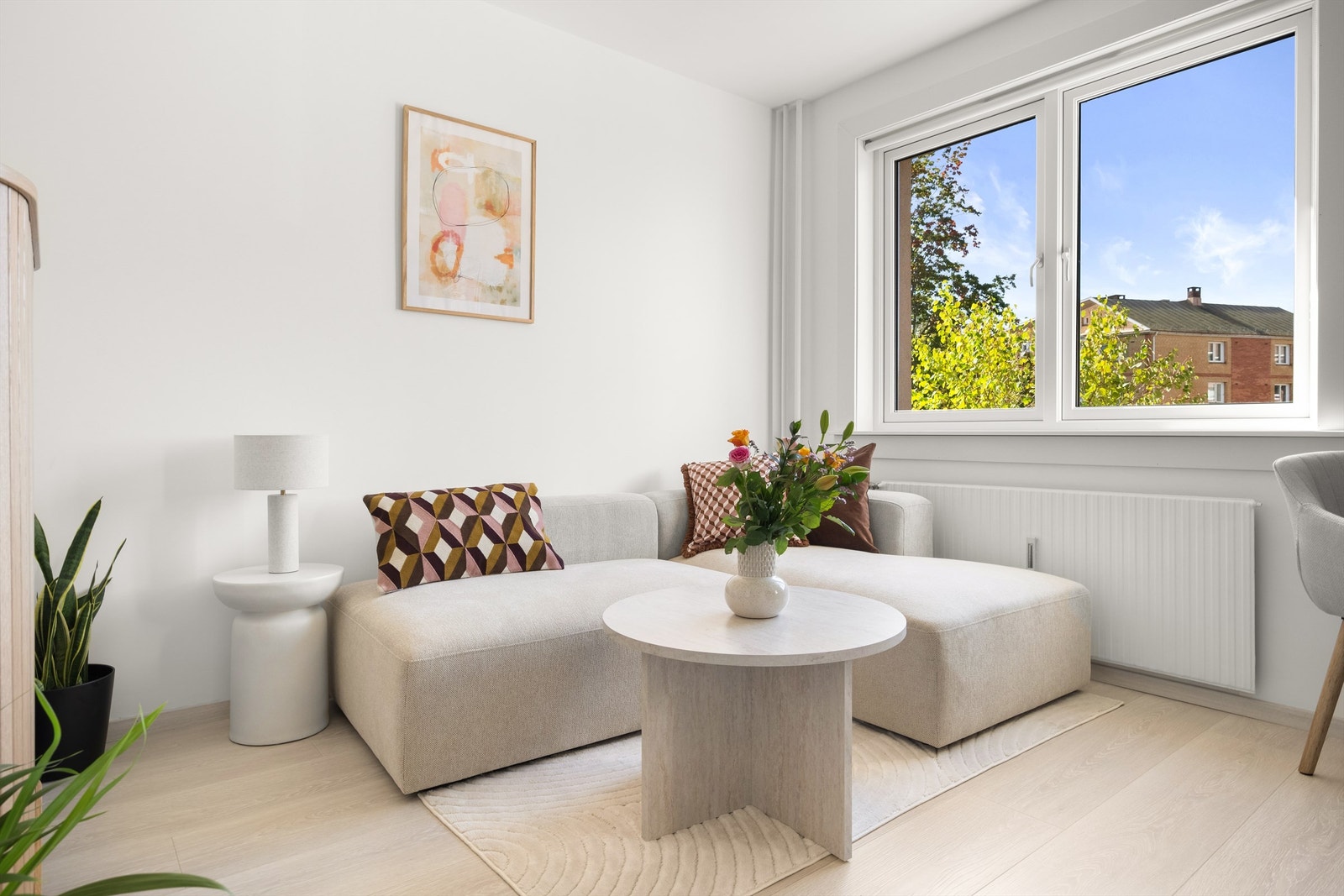 Overflatene er holdt i lyse og behagelige nyanser. Galleribilde