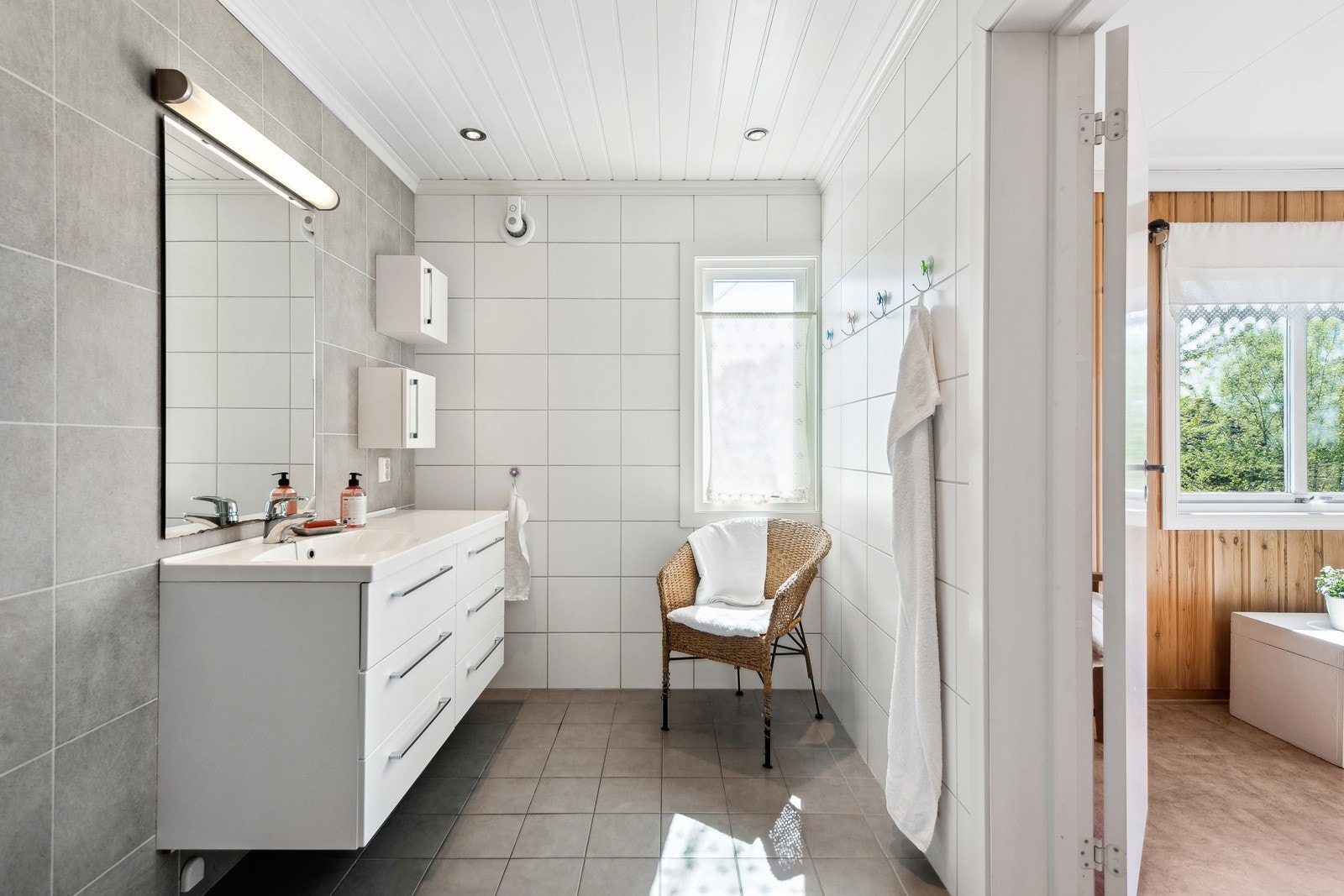 Bad i 2.etasje med keramiske fliser på vegger og gulv, varmekabel i gulv. Galleribilde