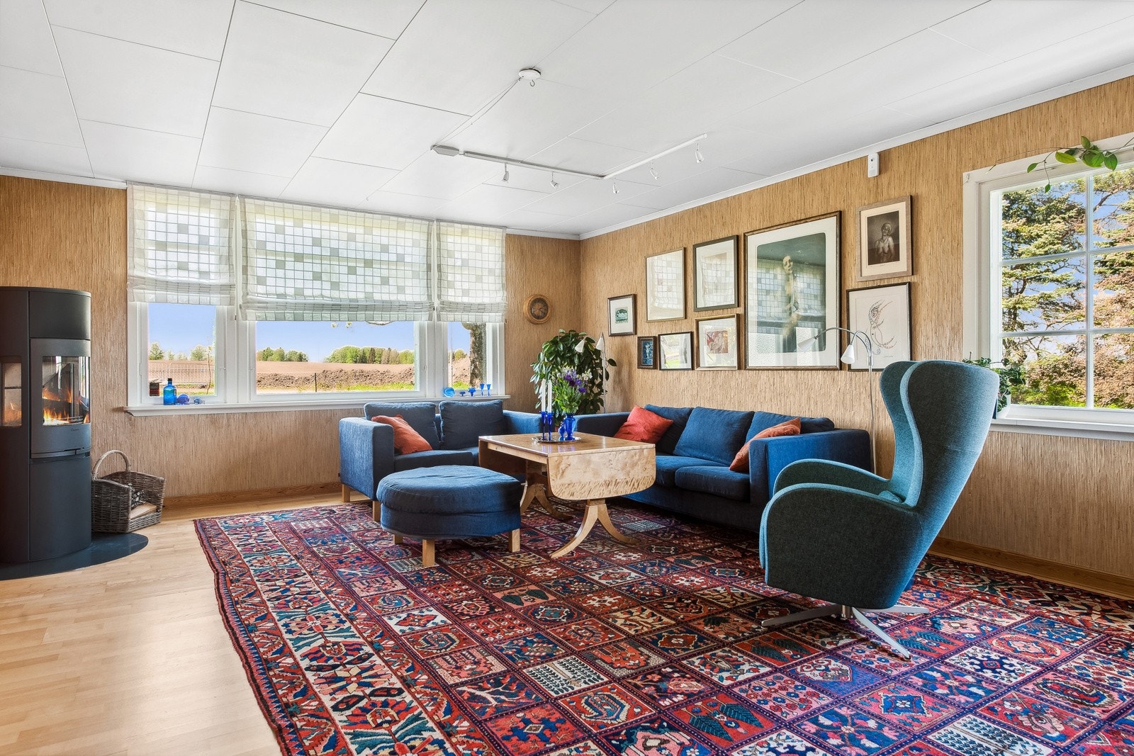 Store vindusflater som slipper inn rikelig med lys. Galleribilde