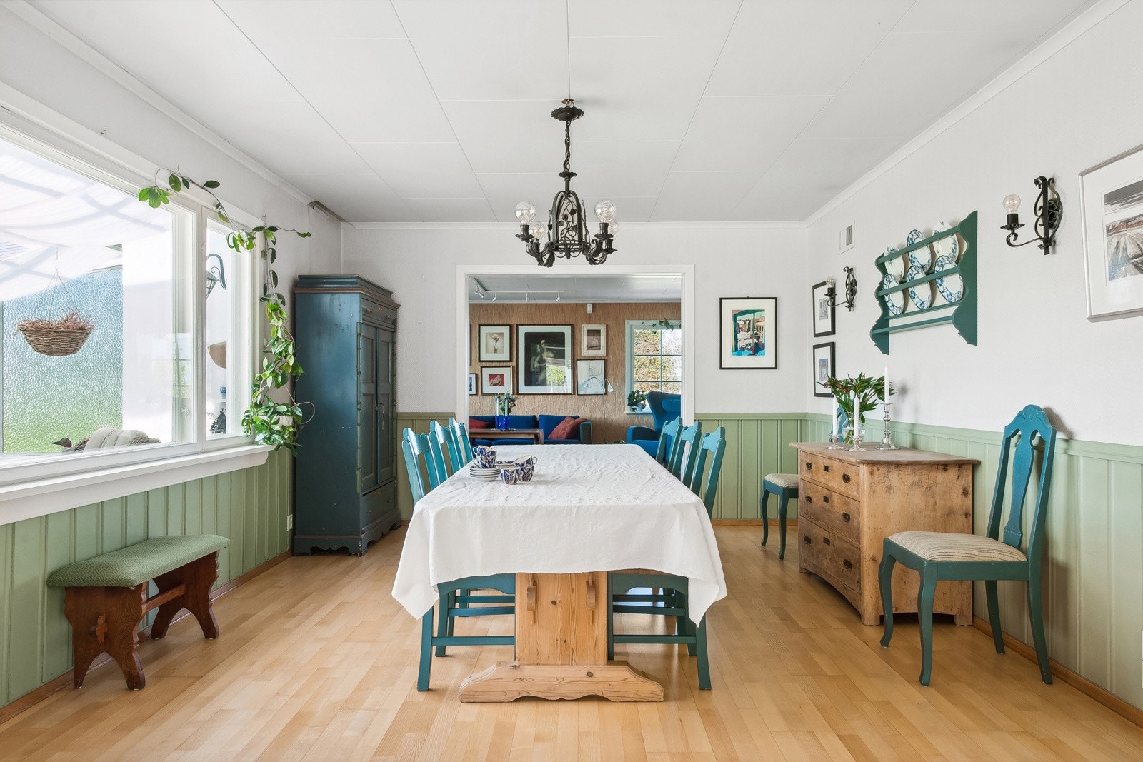 Det er en svært romslig spisestue som kan romme mange gjester. Galleribilde