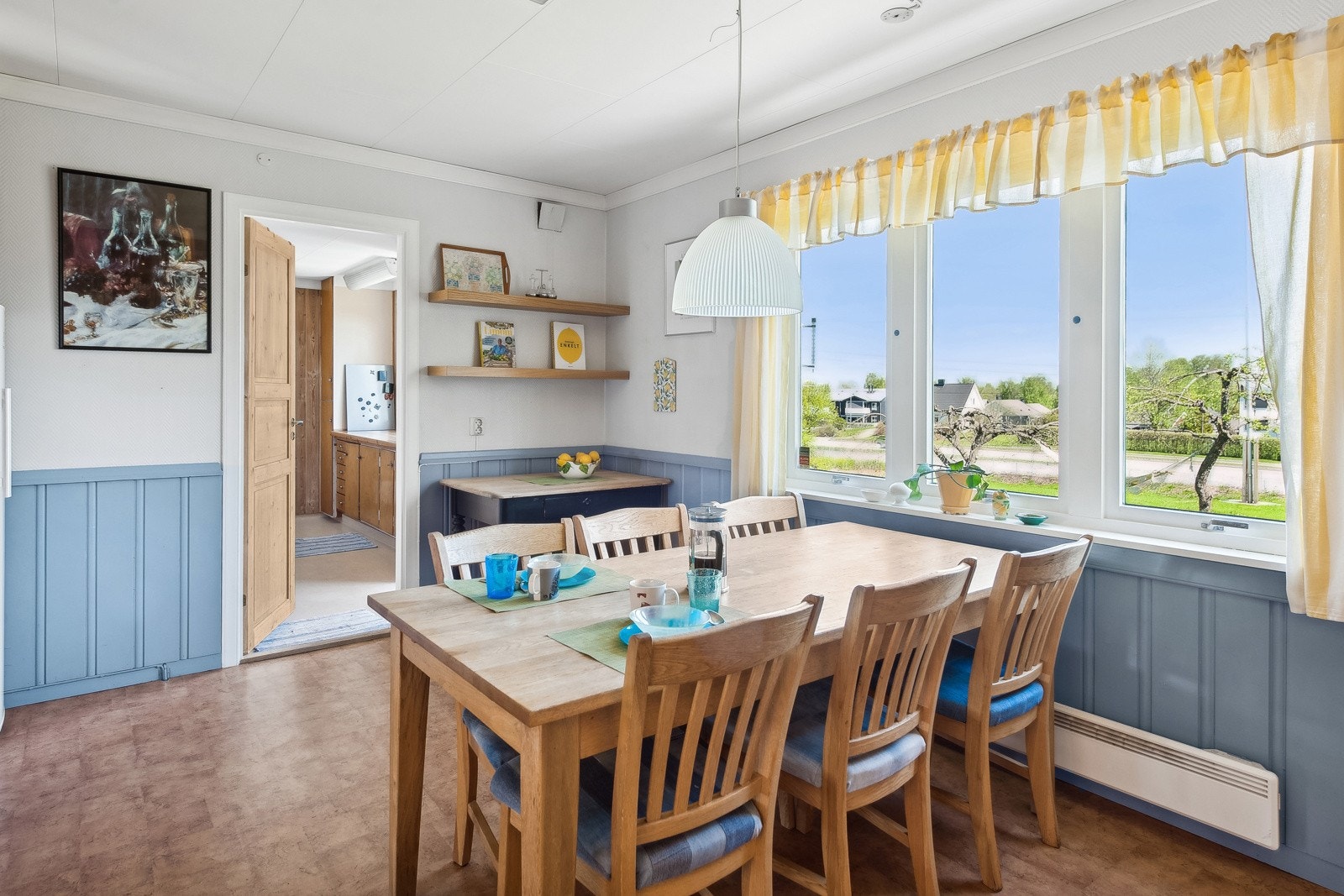 Kjøkkenet er romslig og har plass til egen spiseplass. Galleribilde