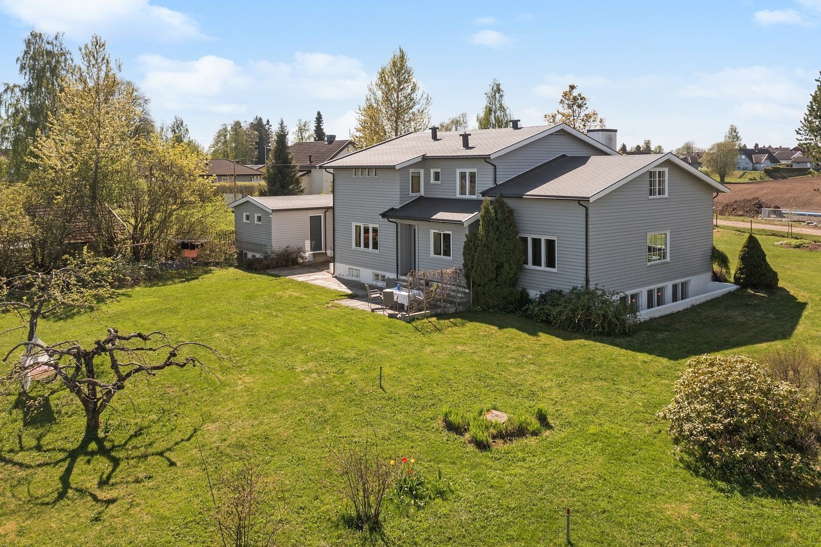 Boligen strekker seg over 2 plan + kjeller. Galleribilde