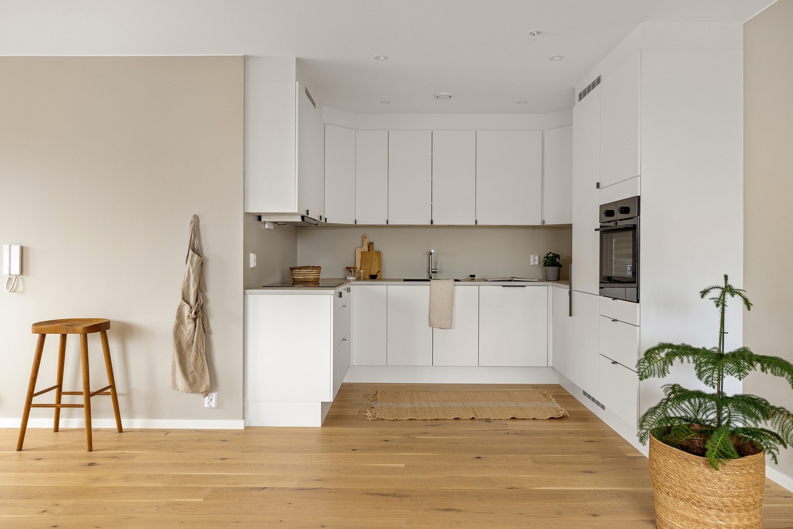 Det lekre kjøkkenet er levert av HTH og består av slette fronter og benkeplate av laminat. Galleribilde