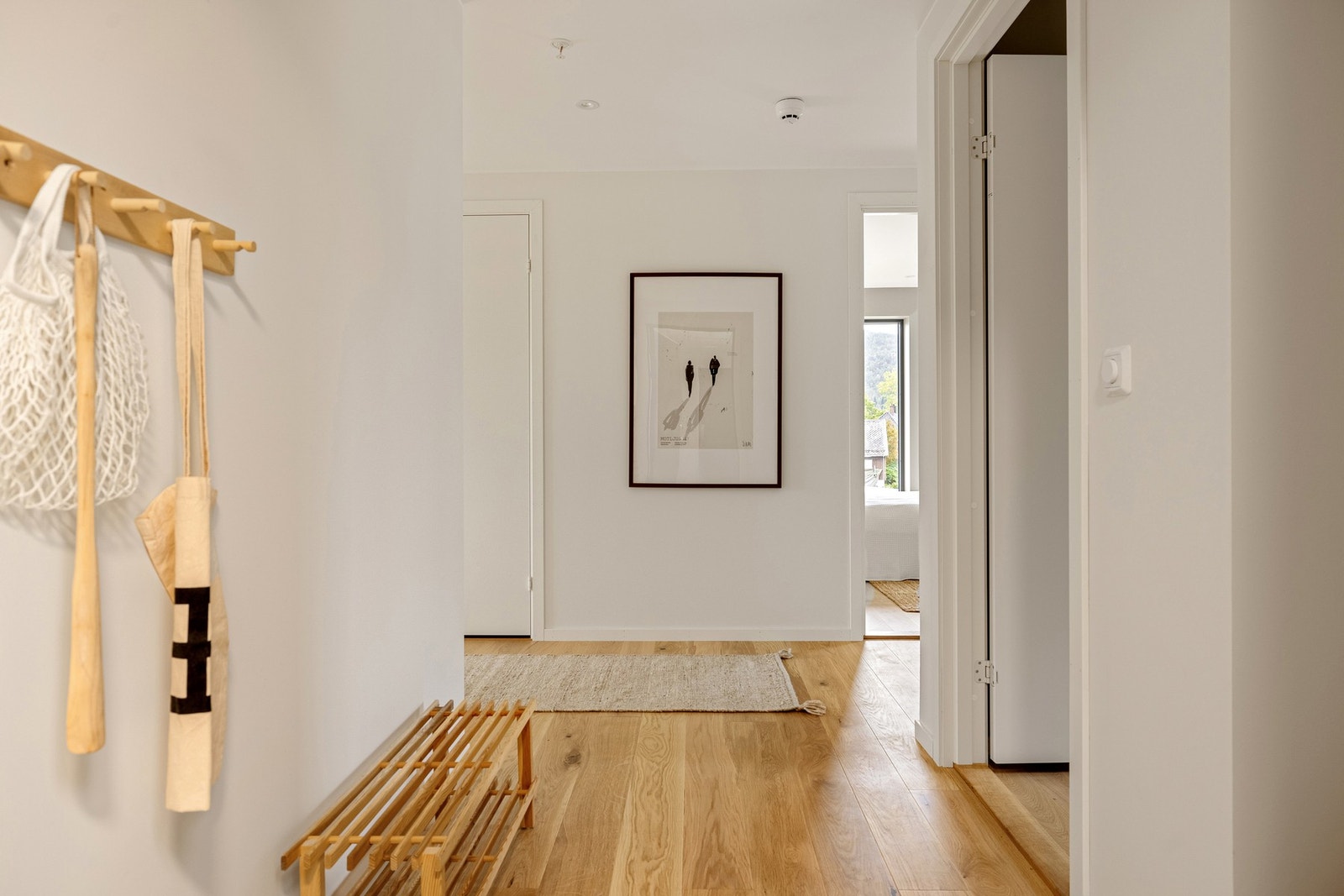 I gangen og entréen er det god plass til oppbevaringsløsninger til yttertøy og sko. Galleribilde